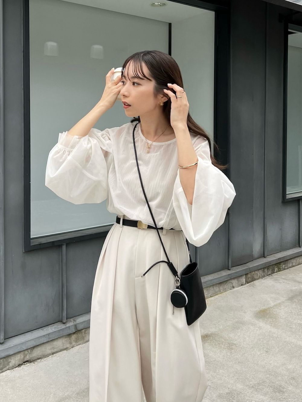 「春コーデ、ボリューム袖、レイヤードスタイル、骨格ウェーブ、淡色女子、ゆるコーデ、ホワイトコーデ、ワントーンコーデ、ホワイト、ワイドパンツ、チュール、チュールトップス、モノトーン、モノトーンコーデ」｜「CAPRICIEUX LE'MAGEの2タックワイドパンツ（その他パンツ、ホワイト系）」を使った、shioさん（レディース・156cm）の春コーディネートの3枚目の写真