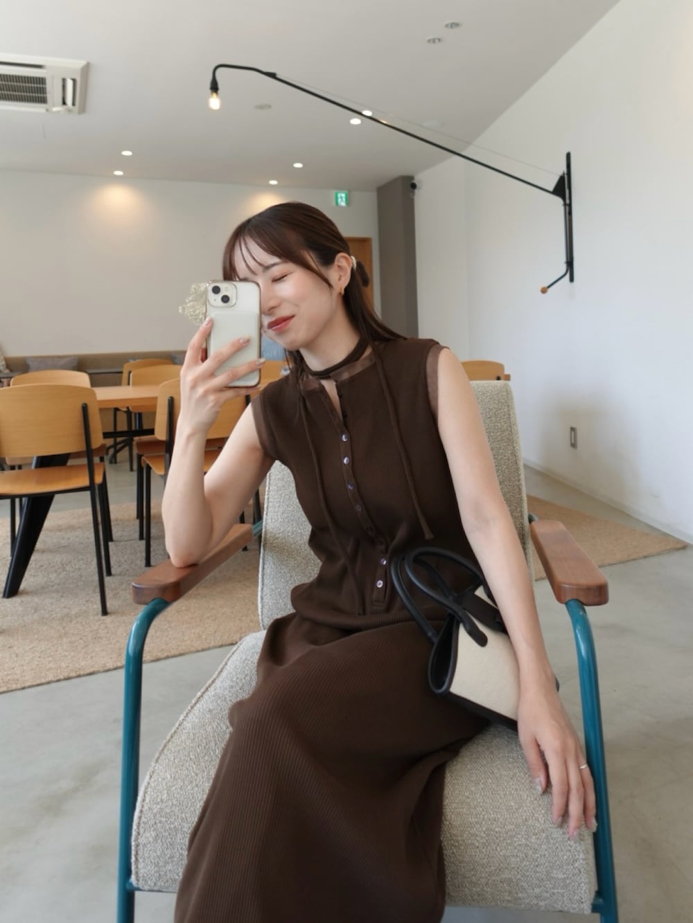 ブラウン系のワンピース、ブラック系のサンダルを着用したレディースの夏コーディネートの2枚目の写真