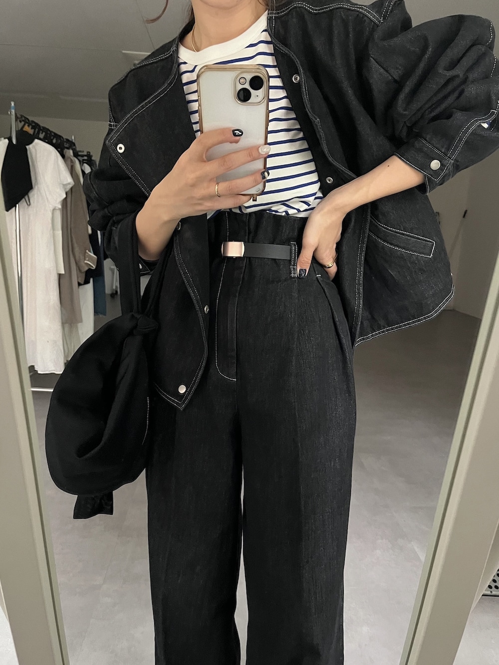 ブラック系のその他パンツ、ブラック系のデニムジャケット、ブラック系のTシャツ/カットソーを着用したレディースの冬コーディネートの4枚目の写真