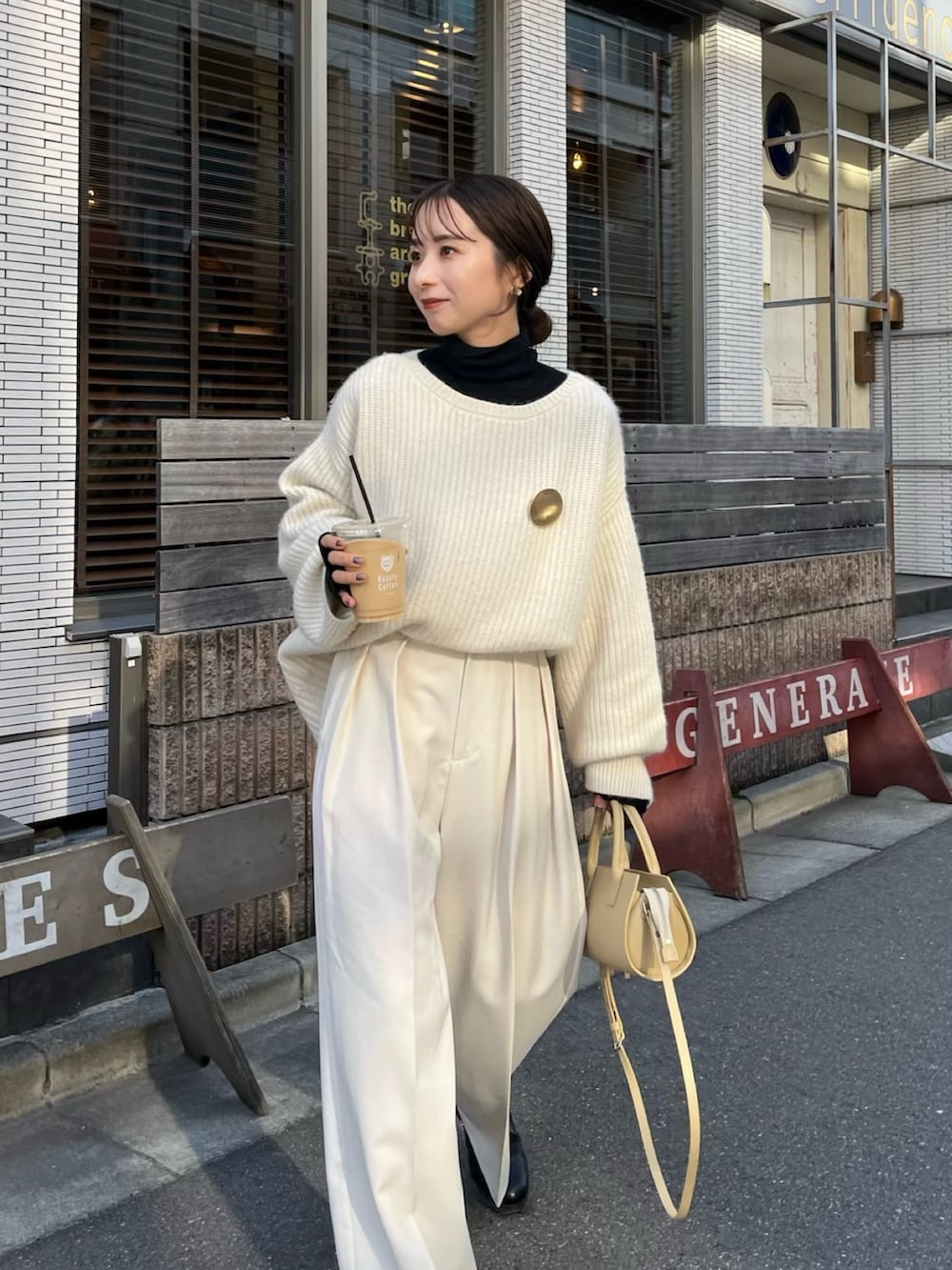 ホワイト系のその他パンツ、ホワイト系のニット/セーター、ブラック系のニット/セーターを着用したレディースの秋コーディネートの2枚目の写真