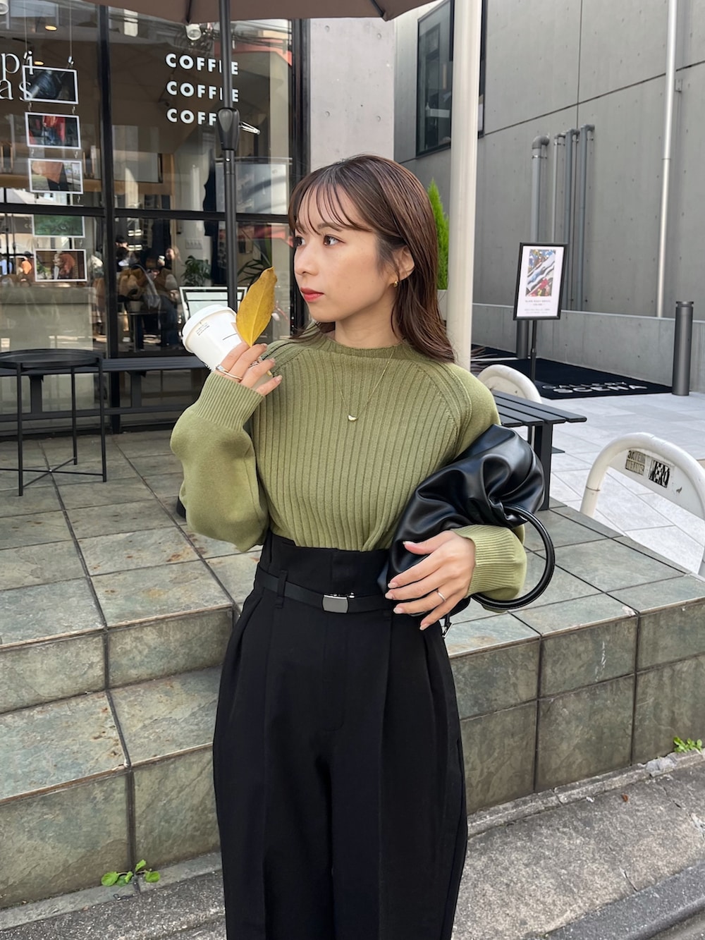 ブラック系のその他パンツ、グリーン系のニット/セーター、ブラック系のトートバッグを着用したレディースの冬コーディネートの3枚目の写真