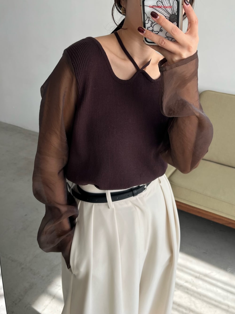 「大人ファッション、春服、大人可愛い、キレイめコーデ、着回しコーデ、袖シアー、リブニット、ワイドパンツ、パンツコーデ、パンプス、骨格ウェーブ」｜「CAPRICIEUX LE'MAGEの2タックワイドパンツ（その他パンツ、ホワイト系）」を使った、shioさん（レディース・156cm）の冬コーディネートの6枚目の写真