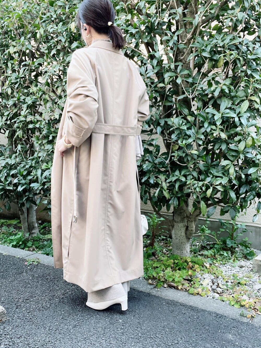 「CLANE、トレンチコート、ワントーンコーデ、ベージュ、春コーデ、オトナカジュアル、オトナ女子、大人カジュアル、きれいめカジュアル、ohotoro、Goldy、SLOBE IENA、add culumn、春ニット、淡色コーデ」｜「OHOTOROのアイテム（パンプス、ホワイト系）」を使った、nico＊さん（レディース・168cm）の春コーディネートの4枚目の写真