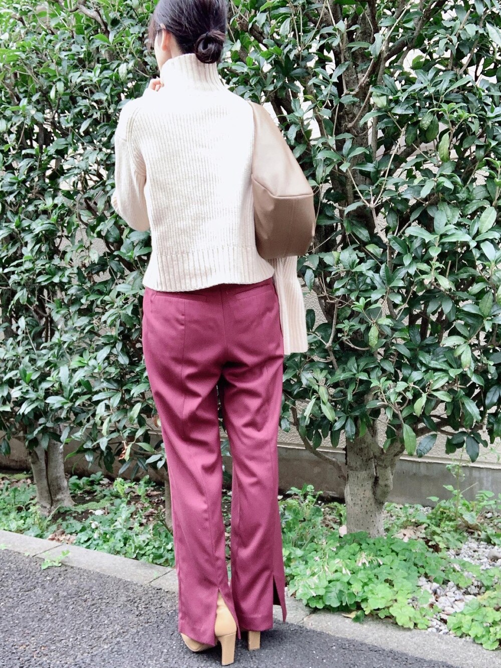 「CLANE、Deuxieme Classe(Deuxieme Classe)、AULENTTI、秋のコーデ、カラーパンツ、パンツスタイル、ニット、秋コーデ、秋トレンド2021、オトナカジュアル、オトナ女子、きれいめカジュアル、大人カジュアル、ボリューム袖」｜「CLANEのHEM SQUEEZ 2WAY PANTS（スラックス、レッド系）」を使った、nico＊さん（レディース・168cm）の秋コーディネートの3枚目の写真