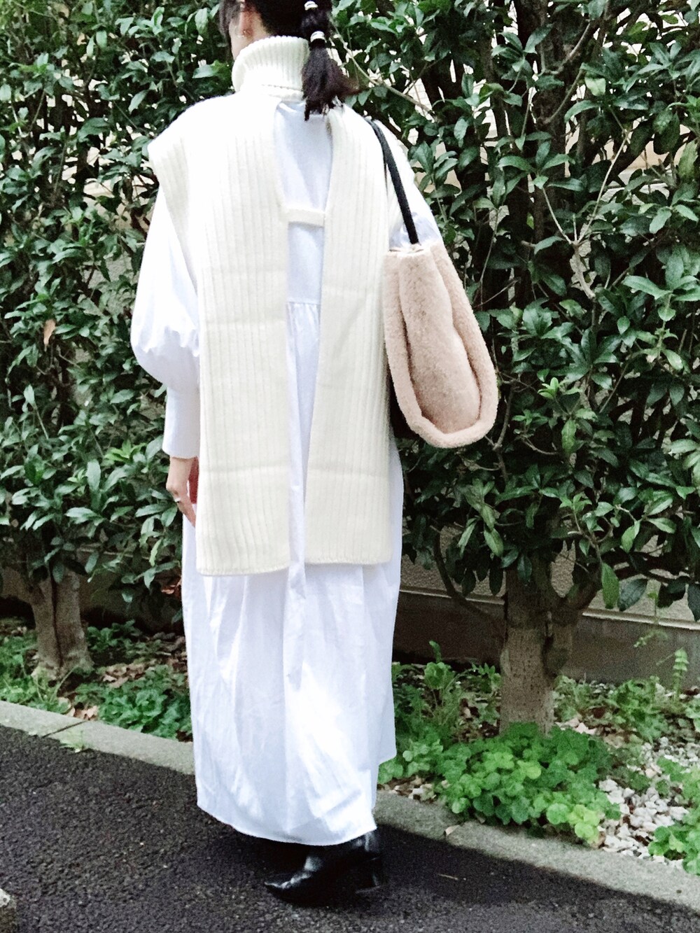 「ETRÉ TOKYO、CLANE、ZARA、Goldy、ワンピース、ホワイトコーデ、オールホワイト、ブーツ、ニットベスト、秋のコーデ、秋コーデ、秋服、秋トレンド2021、オトナカジュアル、オトナ女子」｜「ETRE TOKYOのボリュームスリーブドビーワンピース（ワンピース、ホワイト系）」を使った、nico＊さん（レディース・168cm）の秋コーディネートの3枚目の写真