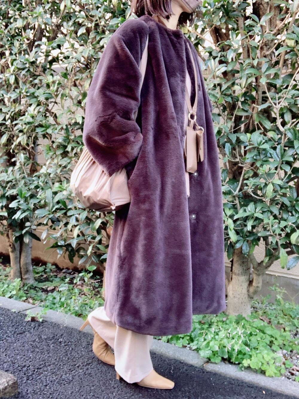 「CLANE、オトナカジュアル、オトナ女子、大人カジュアル、きれいめカジュアル、ファーコート、エコファー、パンツスタイル、ブーツ、ニット、ファー、ワントーンコーデ」｜「CLANEの【CLANE(クラネ)】ベーシックタックパンツ/BASIC TUCK PT/10110-7102（スラックス、ベージュ系）」を使った、nico＊さん（レディース・168cm）の冬コーディネートの2枚目の写真