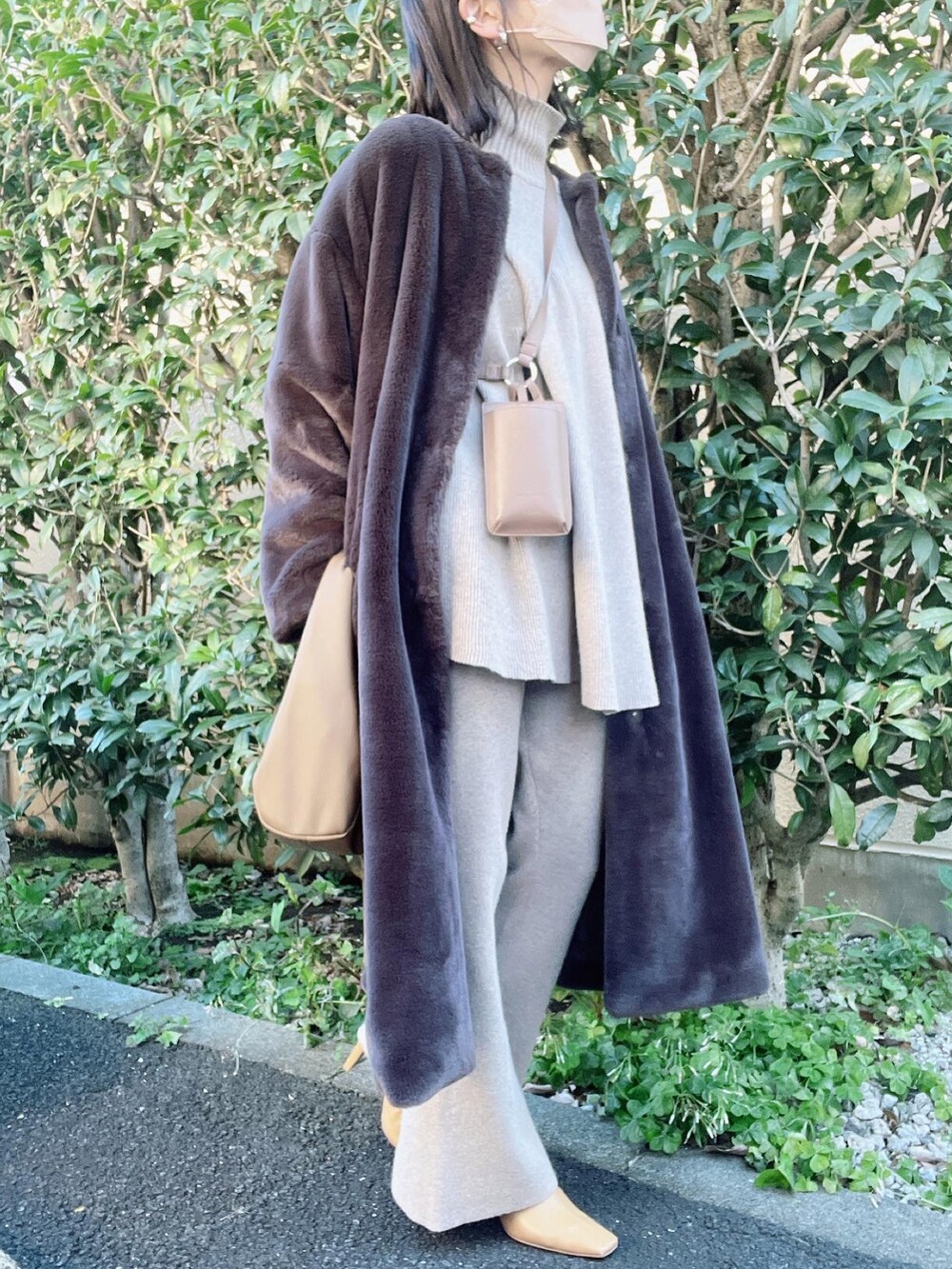 「CLANE、Goldy、冬コーデ、ニットセットアップ、セットアップ、ファーコート、ブーツ、フレアパンツ、ニットパンツ、オトナカジュアル、オトナ女子、きれいめカジュアル、大人カジュアル」｜「CLANEのSQUARE SHORT BOOTS（ブーツ、ベージュ系）」を使った、nico＊さん（レディース・168cm）の冬コーディネートの2枚目の写真