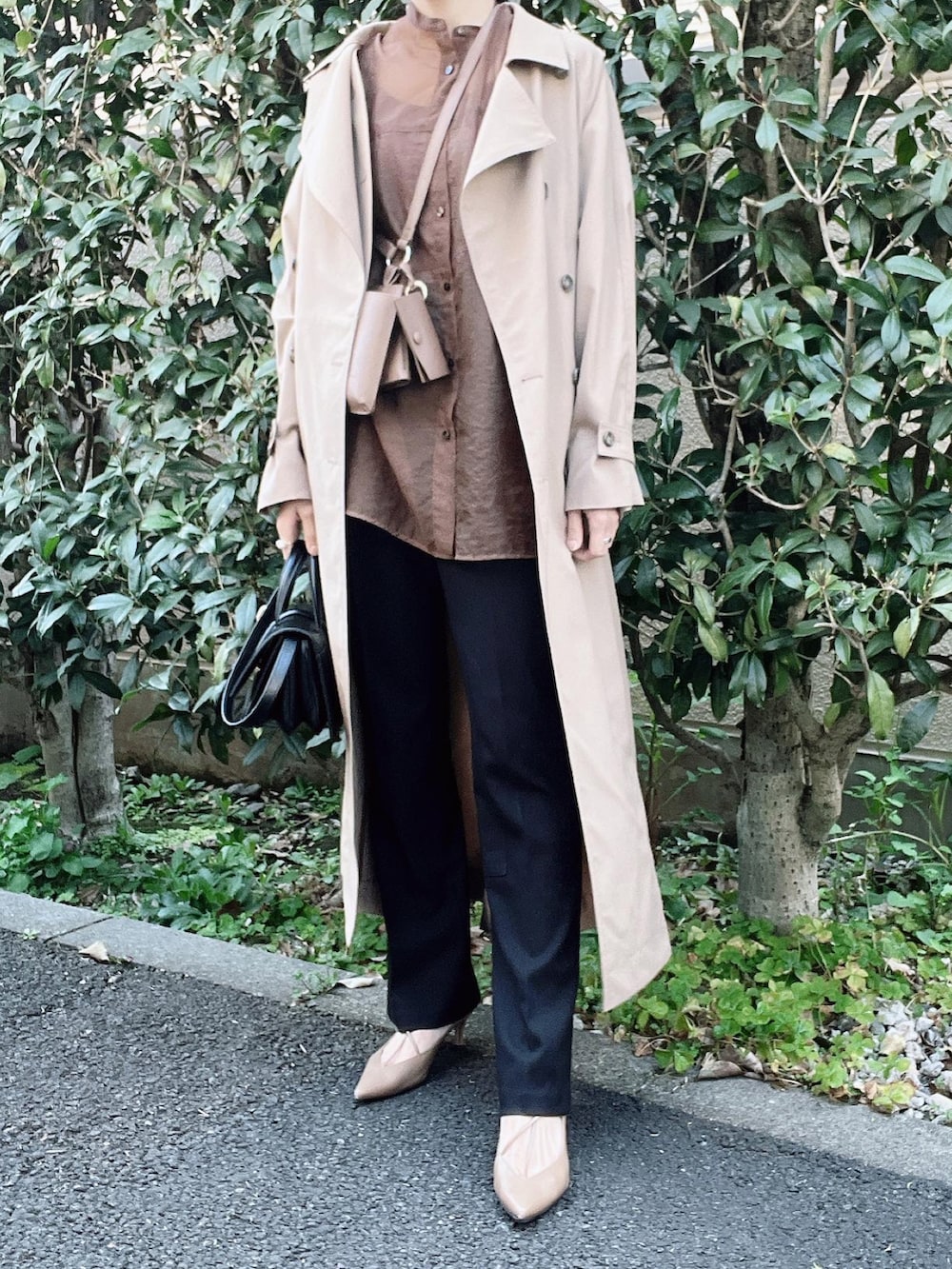 「CLANE、CENE、春服みてみて、春コーデ、シアーシャツ、大人カジュアル、きれいめカジュアル、パンツスタイル、オトナカジュアル、オトナ女子、フレアパンツ、シアートップス、シースルー、シンプルコーデ、トレンチコート」｜「CLANEのCLANE TIGHT LEG BOOTS PANTS（その他パンツ、ブラック系）」を使った、nico＊さん（レディース・168cm）の春コーディネートの2枚目の写真