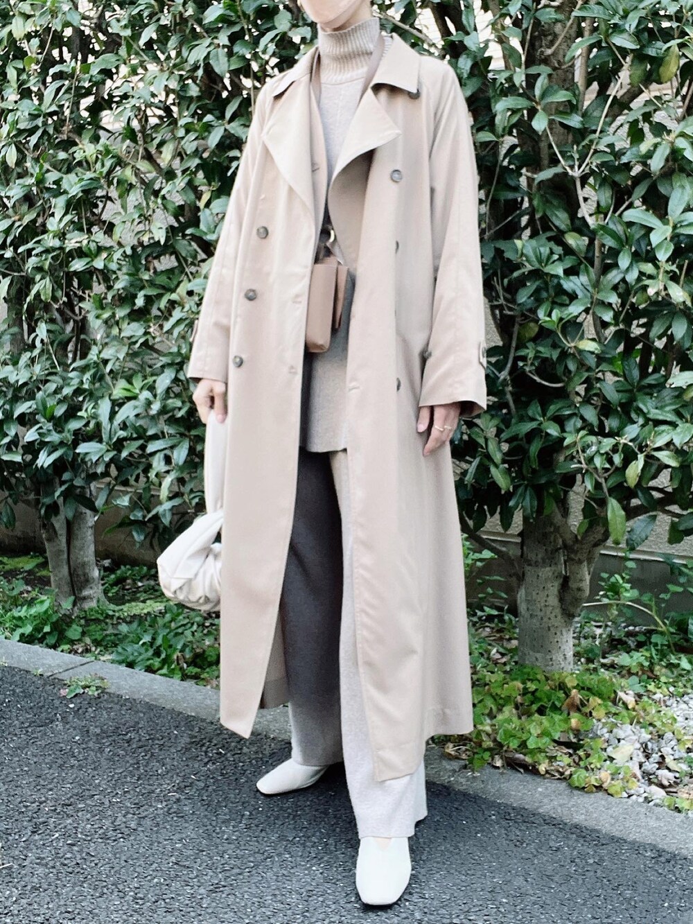 「CLANE、トレンチコート、ワントーンコーデ、ベージュ、春コーデ、オトナカジュアル、オトナ女子、大人カジュアル、きれいめカジュアル、ohotoro、Goldy、SLOBE IENA、add culumn、春ニット、淡色コーデ」｜「OHOTOROのアイテム（パンプス、ホワイト系）」を使った、nico＊さん（レディース・168cm）の春コーディネートの2枚目の写真