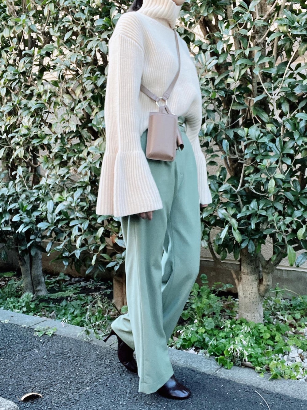 「CLANE、ZARA、GU、大人カジュアル、オトナカジュアル、オトナ女子、きれいめカジュアル、冬コーデ、カラーパンツ、パンツスタイル、ニット、タートルネック、白ニット」｜「ZARAのアイテム（ブーツ、ブラウン系）」を使った、nico＊さん（レディース・168cm）の冬コーディネートの3枚目の写真