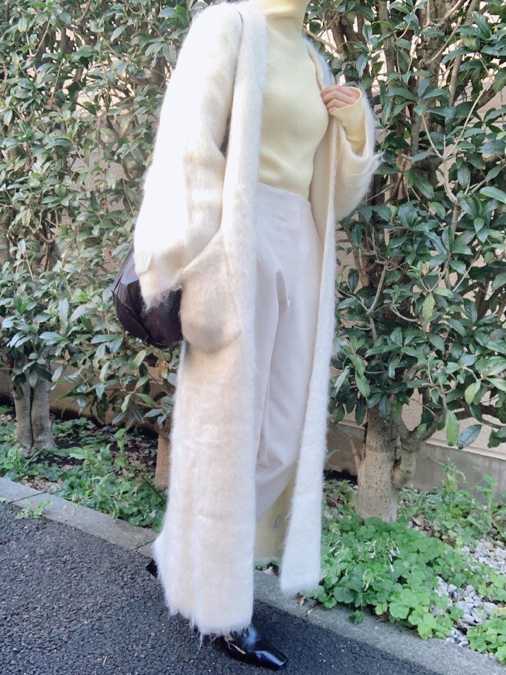 「ブーツ、ホワイト、ワントーンコーデ、秋のコーデ、ZARA、大人カジュアル、ロングカーディガン、パンツスタイル、オトナカジュアル、秋コーデ、秋冬コーデ、オトナ女子、CLANE、ETRÉ TOKYO、モヘアニット」｜「ZARAのアイテム（ブーツ、ブラック系）」を使った、nico＊さん（レディース・168cm）の冬コーディネートの2枚目の写真