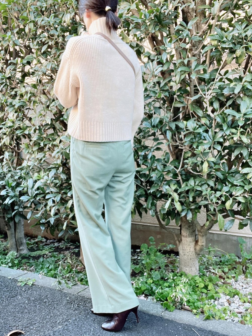 「CLANE、ZARA、GU、大人カジュアル、オトナカジュアル、オトナ女子、きれいめカジュアル、冬コーデ、カラーパンツ、パンツスタイル、ニット、タートルネック、白ニット」｜「ZARAのアイテム（ブーツ、ブラウン系）」を使った、nico＊さん（レディース・168cm）の冬コーディネートの4枚目の写真