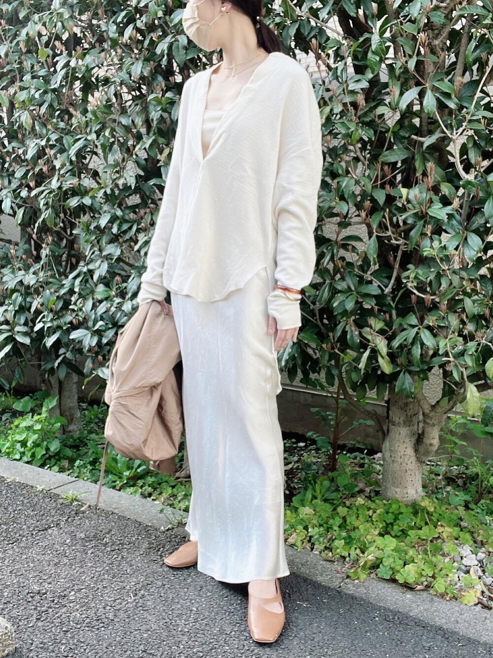 「CLANE、ETRÉ TOKYO、ENOF、Goldy、CENE、BARNYARDSTORM、春コーデ、オトナカジュアル、きれいめカジュアル、オトナ女子、大人カジュアル、スカート、ロングスカート、レイヤードスタイル、淡色コーデ」｜「CLANEのASYMMETRY HOLE FLAT SHOES（ローファー、ブラウン系）」を使った、nico＊さん（レディース・168cm）の春コーディネートの2枚目の写真