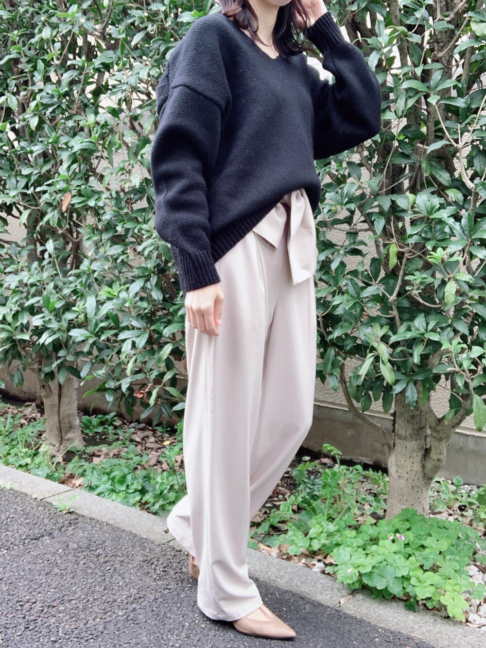 「CLANE、パンツスタイル、秋のコーデ、秋コーデ、秋トレンド2021、ニット、オトナカジュアル、オトナ女子、大人カジュアル、きれいめカジュアル、シンプルコーデ」｜「CLANEのMIX LINE PUMPS（パンプス、ベージュ系）」を使った、nico＊さん（レディース・168cm）の秋コーディネートの2枚目の写真