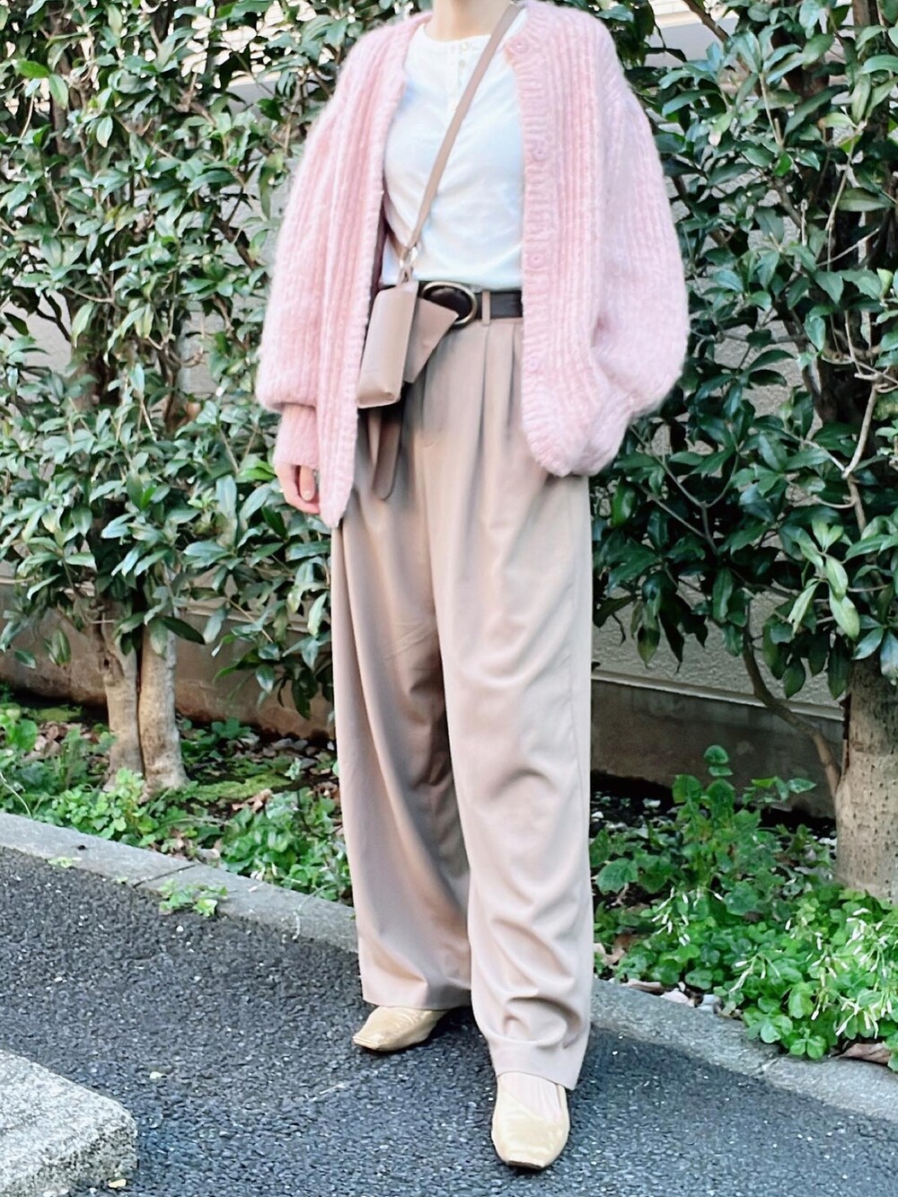 「CLANE、ZARA、Estnation、henrienvargo、きれいめカジュアル、オトナカジュアル、オトナ女子、大人カジュアル、パンツスタイル、ワントーンコーデ、ロングコート、カーディガン、ベージュ」｜「HENRI EN VARGOのHENRI EN VARGO x ESTNATION / スクエアトゥーフラットシューズ（バレエシューズ、ゴールド系）」を使った、nico＊さん（レディース・168cm）の冬コーディネートの2枚目の写真