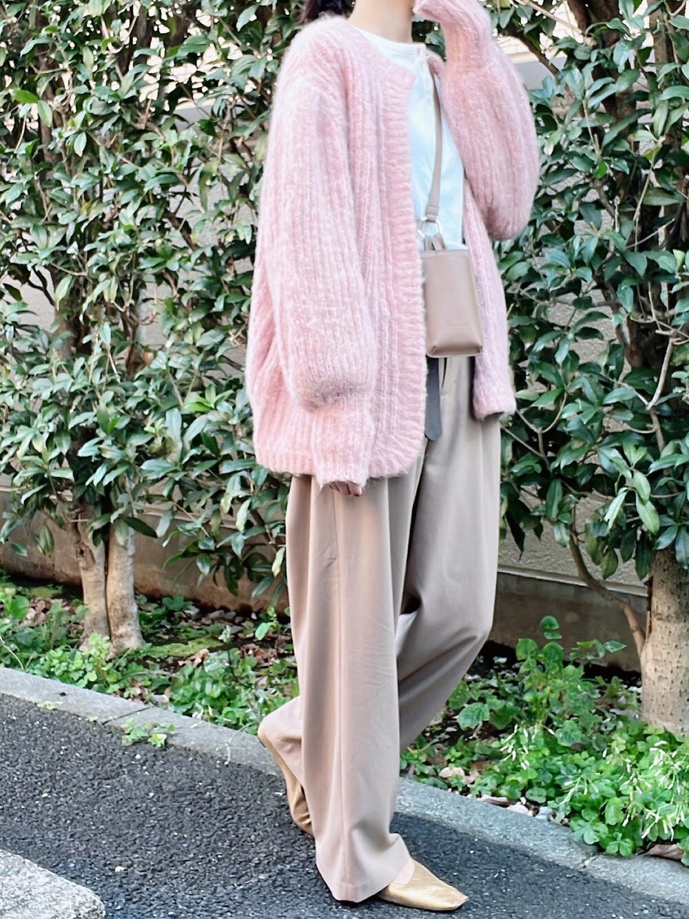 「CLANE、ZARA、Estnation、henrienvargo、きれいめカジュアル、オトナカジュアル、オトナ女子、大人カジュアル、パンツスタイル、ワントーンコーデ、ロングコート、カーディガン、ベージュ」｜「HENRI EN VARGOのHENRI EN VARGO x ESTNATION / スクエアトゥーフラットシューズ（バレエシューズ、ゴールド系）」を使った、nico＊さん（レディース・168cm）の冬コーディネートの3枚目の写真