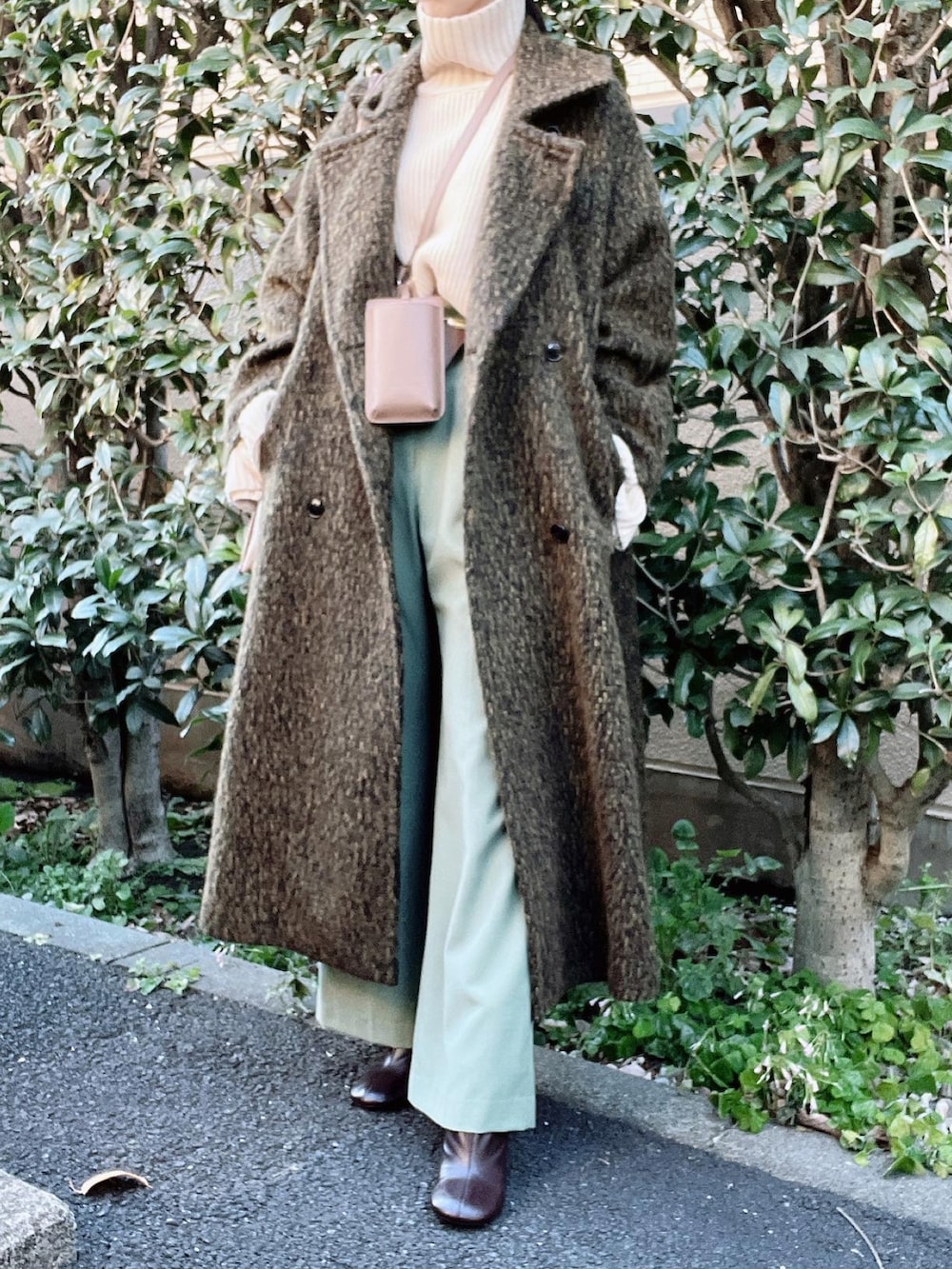 「CLANE、ZARA、GU、大人カジュアル、オトナカジュアル、オトナ女子、きれいめカジュアル、冬コーデ、カラーパンツ、パンツスタイル、ニット、タートルネック、白ニット」｜「ZARAのアイテム（ブーツ、ブラウン系）」を使った、nico＊さん（レディース・168cm）の冬コーディネートの2枚目の写真