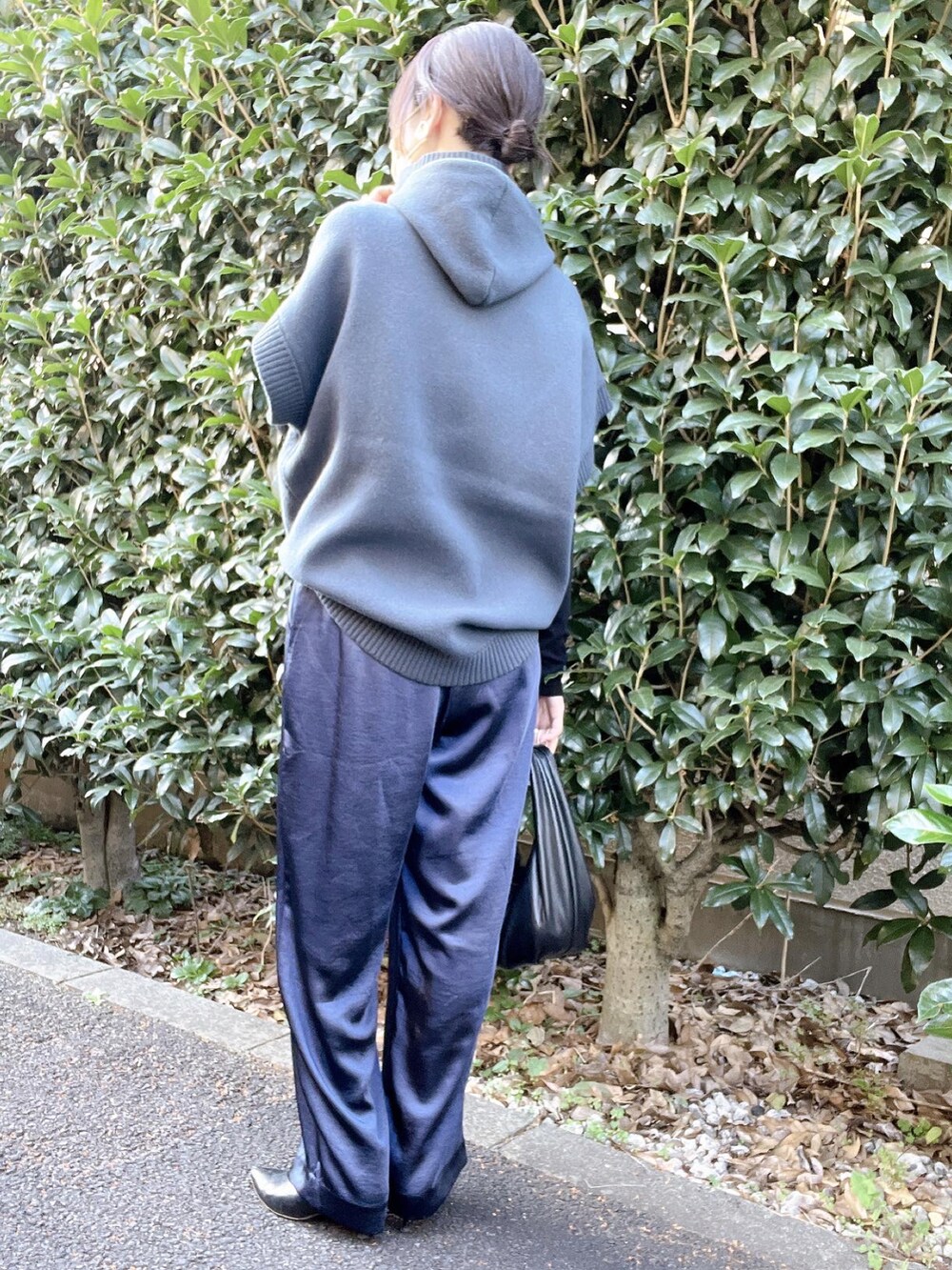 「CLANE、RIM.ARK、パンツスタイル、サテンパンツ、ニット、ニットベスト、フーディー、秋のコーデ、大人カジュアル、オトナカジュアル、オトナ女子、きれいめカジュアル、レイヤードスタイル、秋服、秋コーデ」｜「ZARAのアイテム（バッグ、ブラック系）」を使った、nico＊さん（レディース・168cm）の秋コーディネートの3枚目の写真