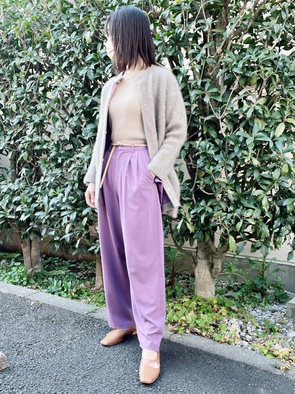 「CLANE、CENE、オトナカジュアル、オトナ女子、大人カジュアル、カラーパンツ、きれいめカジュアル、パンツスタイル、春コーデ、カーディガン、ベージュ、トレンチコート、ニット、ELENDEEK、春服みてみて」｜「CLANEのASYMMETRY HOLE FLAT SHOES（ローファー、ブラウン系）」を使った、nico＊さん（レディース・168cm）の春コーディネートの2枚目の写真