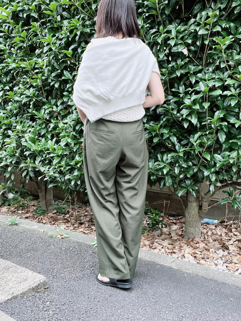 「オトナ女子、オトナカジュアル、大人カジュアル、パンツスタイル、ニット、秋のコーデ、ショート丈トップス、きれいめカジュアル、秋カラー、カーキ、CLANE、manof、UNIQLO」｜「CLANEの【CLANE/クラネ】BASIC TUCK PANTS/ベーシックタックパンツ 13110-7002（スラックス、グリーン系）」を使った、nico＊さん（レディース・168cm）の秋コーディネートの3枚目の写真