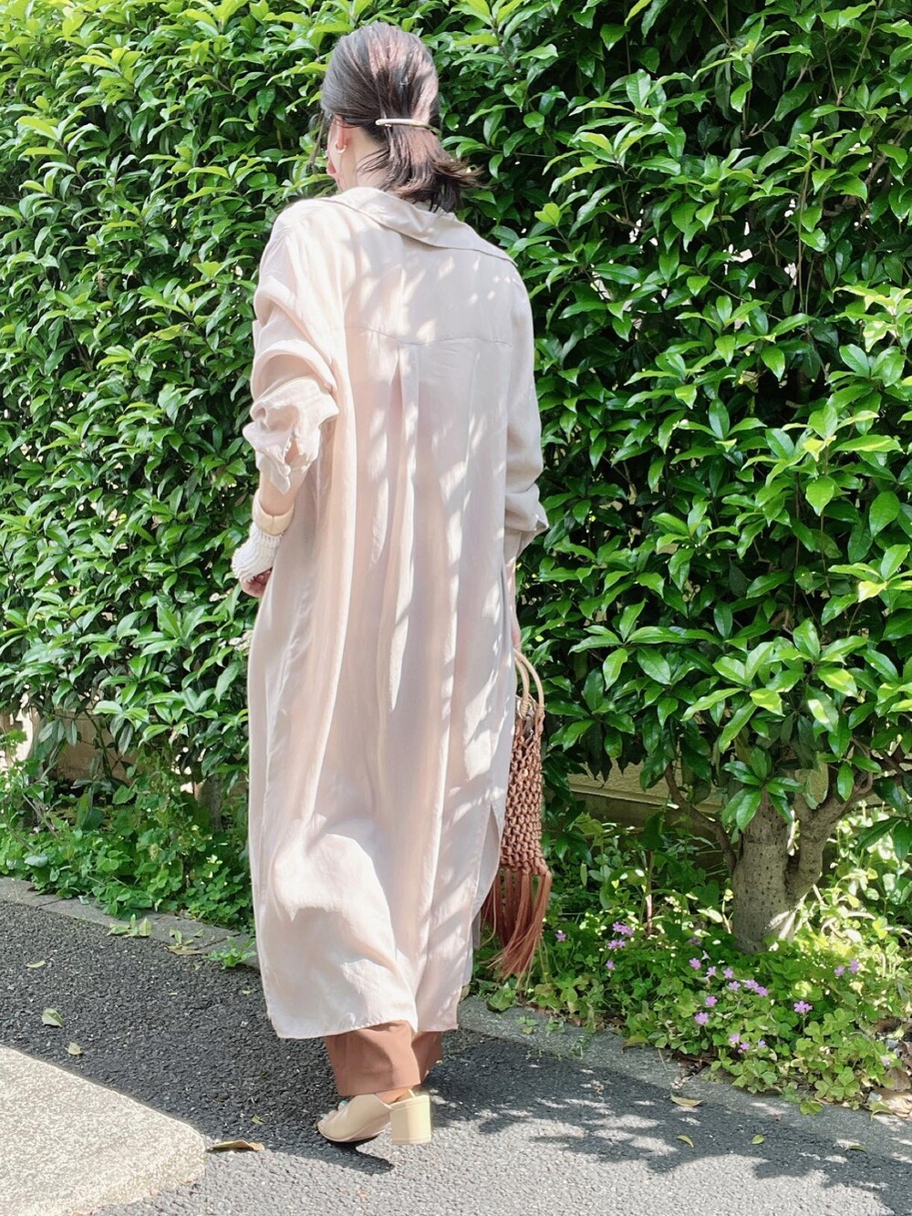 「CLANE、Goldy、ZARA、パンツスタイル、カラーパンツ、サボ、シャツワンピ、ごきげんウィーク、春コーデ、ブラウン、オトナカジュアル、オトナ女子、ワントーンコーデ、きれいめカジュアル、シャツスタイル」｜「CLANEのSQUARE TOE PUMPS（パンプス、ベージュ系）」を使った、nico＊さん（レディース・168cm）の春コーディネートの3枚目の写真