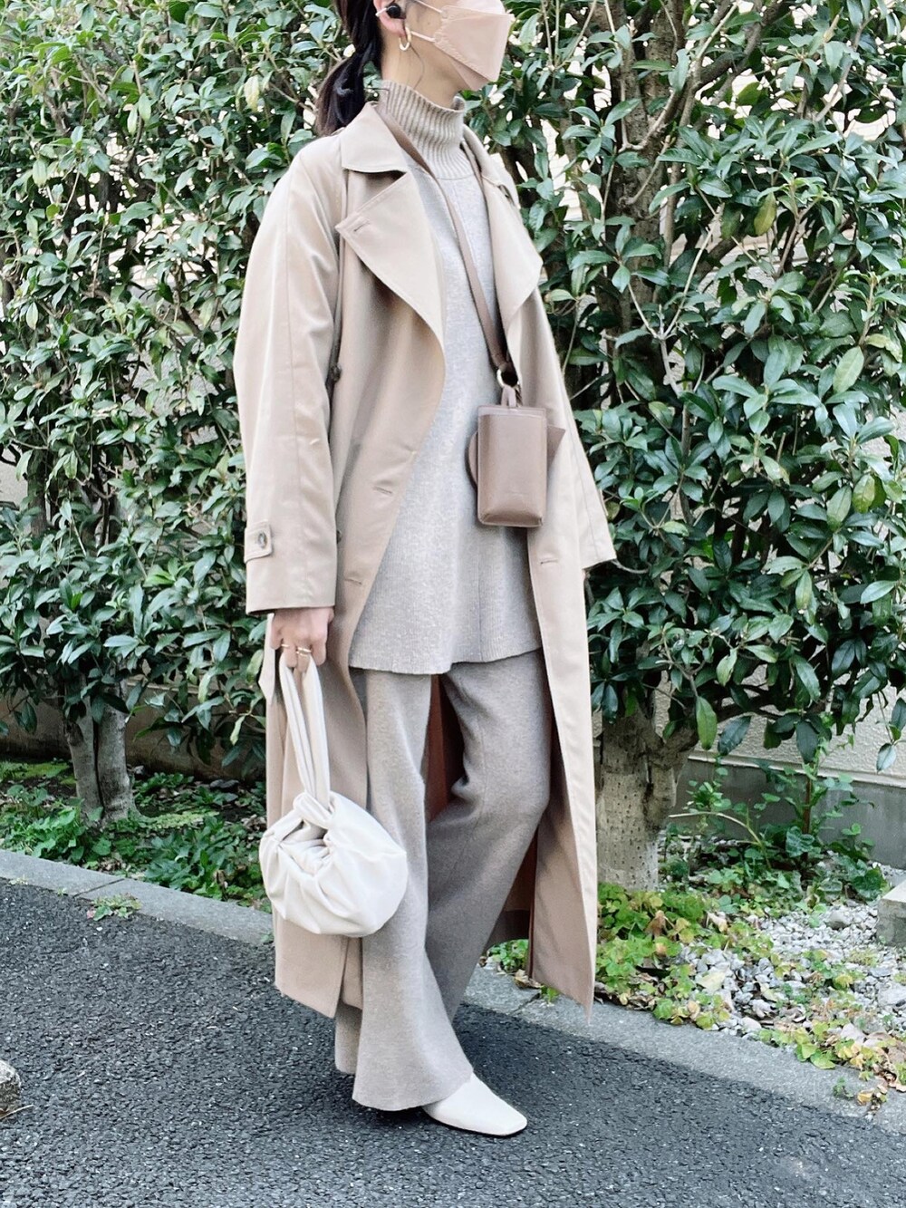 「CLANE、トレンチコート、ワントーンコーデ、ベージュ、春コーデ、オトナカジュアル、オトナ女子、大人カジュアル、きれいめカジュアル、ohotoro、Goldy、SLOBE IENA、add culumn、春ニット、淡色コーデ」｜「OHOTOROのアイテム（パンプス、ホワイト系）」を使った、nico＊さん（レディース・168cm）の春コーディネートの3枚目の写真