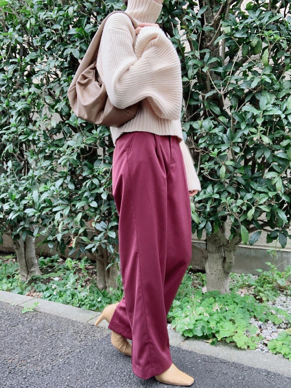 「CLANE、Deuxieme Classe(Deuxieme Classe)、AULENTTI、秋のコーデ、カラーパンツ、パンツスタイル、ニット、秋コーデ、秋トレンド2021、オトナカジュアル、オトナ女子、きれいめカジュアル、大人カジュアル、ボリューム袖」｜「CLANEのHEM SQUEEZ 2WAY PANTS（スラックス、レッド系）」を使った、nico＊さん（レディース・168cm）の秋コーディネートの2枚目の写真