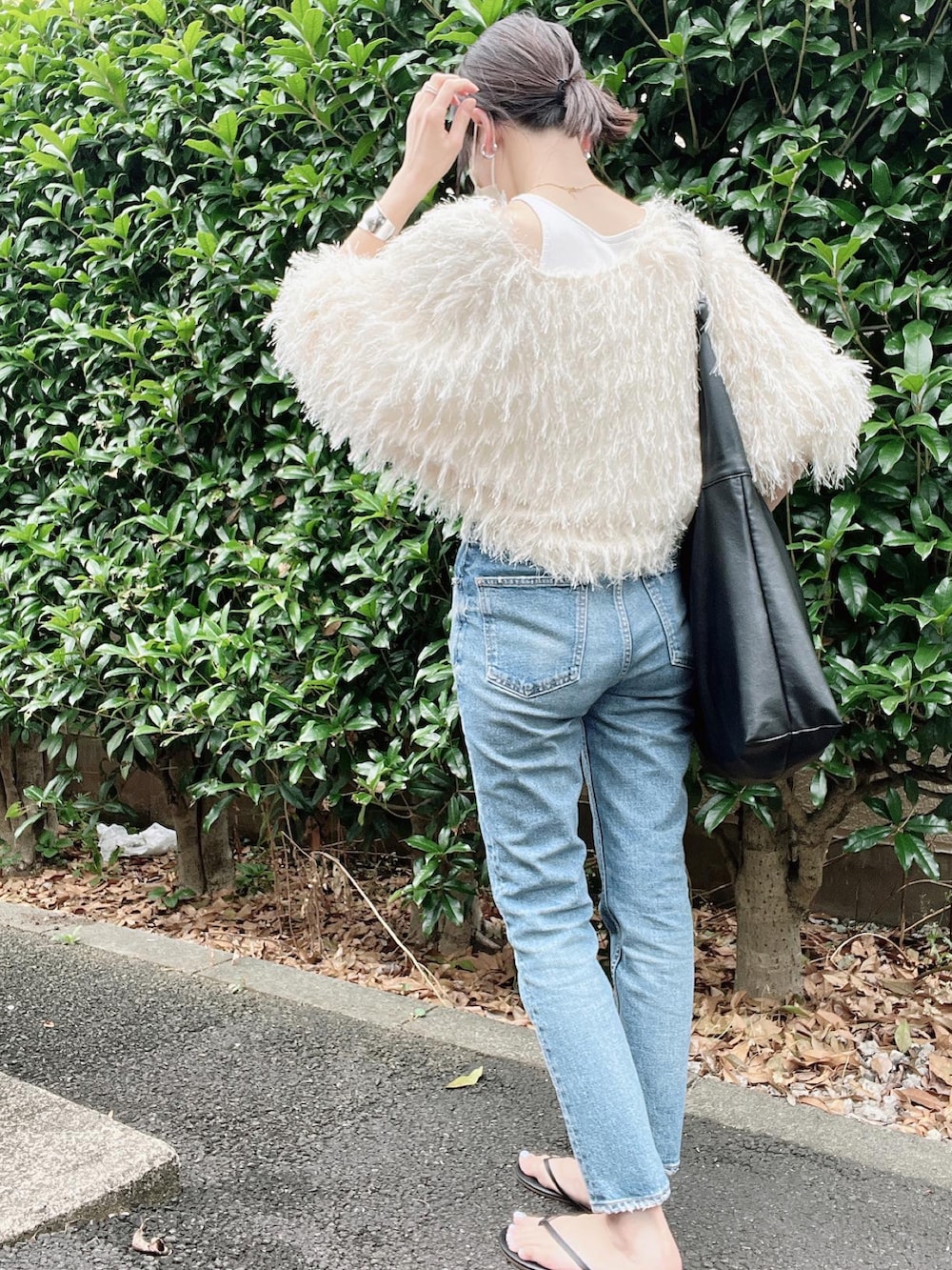 「CLANE、moussy、デニム、デニムパンツ、ビーチサンダル、フリンジ、夏コーデ、オトナカジュアル、オトナ女子、きれいめカジュアル、サンダル、TKEES、ohotoro」｜「TKEESの【TKEES/ティキーズ】LILY VEGAN トングサンダル（サンダル、ブラック系）」を使った、nico＊さん（レディース・168cm）の夏コーディネートの3枚目の写真