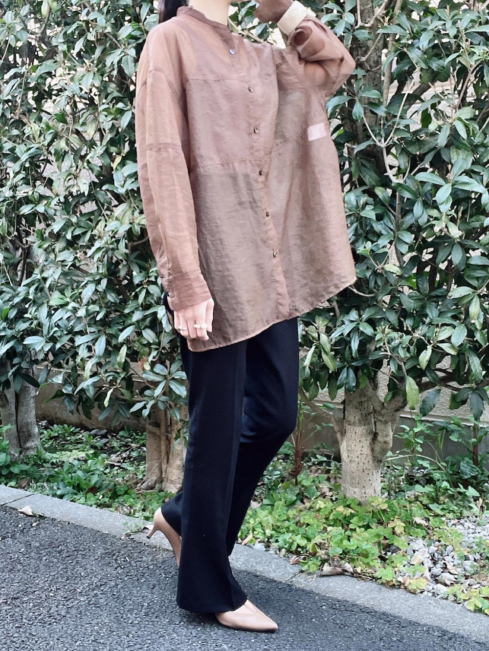 「CLANE、CENE、春服みてみて、春コーデ、シアーシャツ、大人カジュアル、きれいめカジュアル、パンツスタイル、オトナカジュアル、オトナ女子、フレアパンツ、シアートップス、シースルー、シンプルコーデ、トレンチコート」｜「CLANEのCLANE TIGHT LEG BOOTS PANTS（その他パンツ、ブラック系）」を使った、nico＊さん（レディース・168cm）の春コーディネートの3枚目の写真