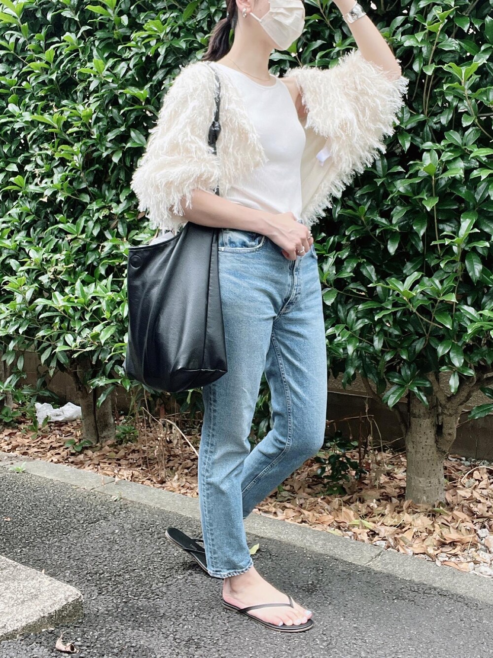 「CLANE、moussy、デニム、デニムパンツ、ビーチサンダル、フリンジ、夏コーデ、オトナカジュアル、オトナ女子、きれいめカジュアル、サンダル、TKEES、ohotoro」｜「TKEESの【TKEES/ティキーズ】LILY VEGAN トングサンダル（サンダル、ブラック系）」を使った、nico＊さん（レディース・168cm）の夏コーディネートの2枚目の写真