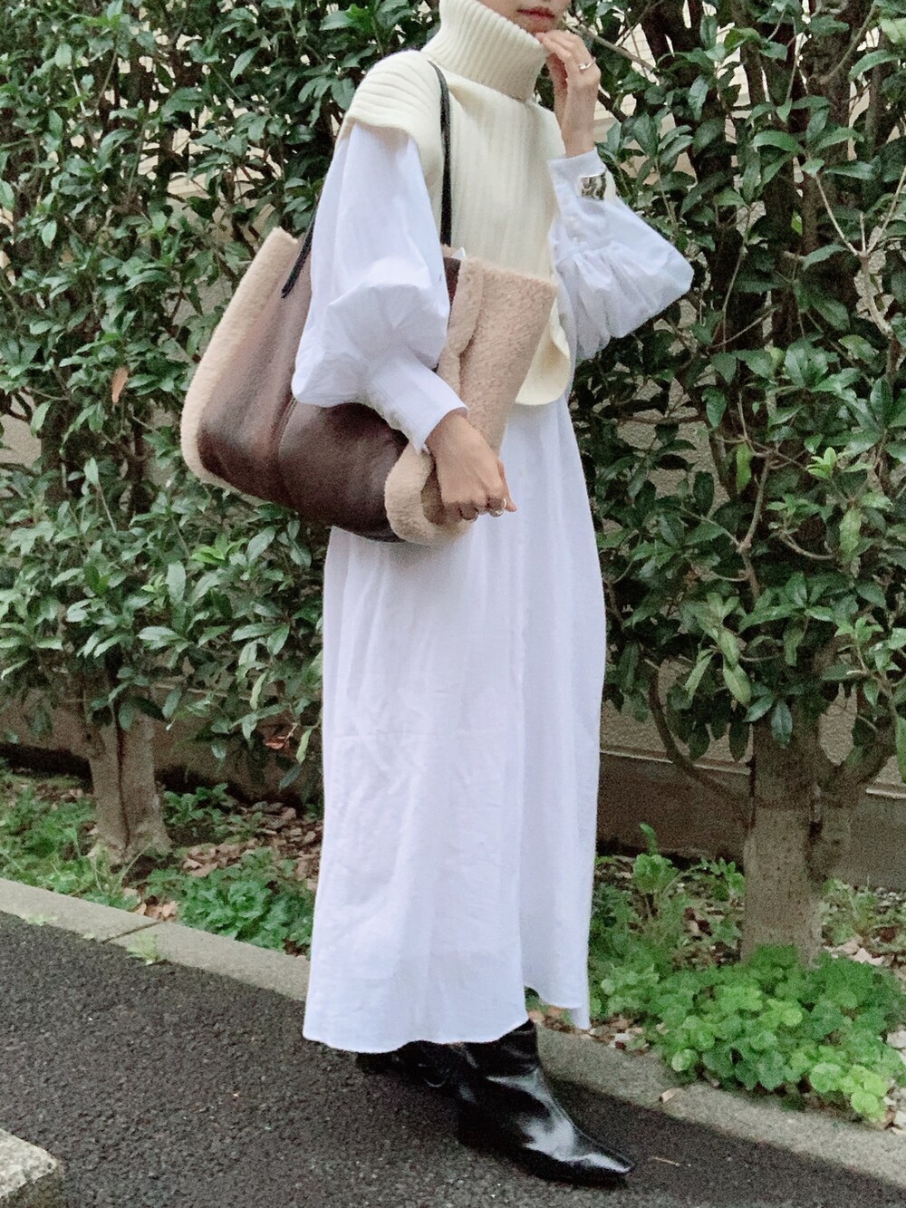 「ETRÉ TOKYO、CLANE、ZARA、Goldy、ワンピース、ホワイトコーデ、オールホワイト、ブーツ、ニットベスト、秋のコーデ、秋コーデ、秋服、秋トレンド2021、オトナカジュアル、オトナ女子」｜「ETRE TOKYOのボリュームスリーブドビーワンピース（ワンピース、ホワイト系）」を使った、nico＊さん（レディース・168cm）の秋コーディネートの2枚目の写真