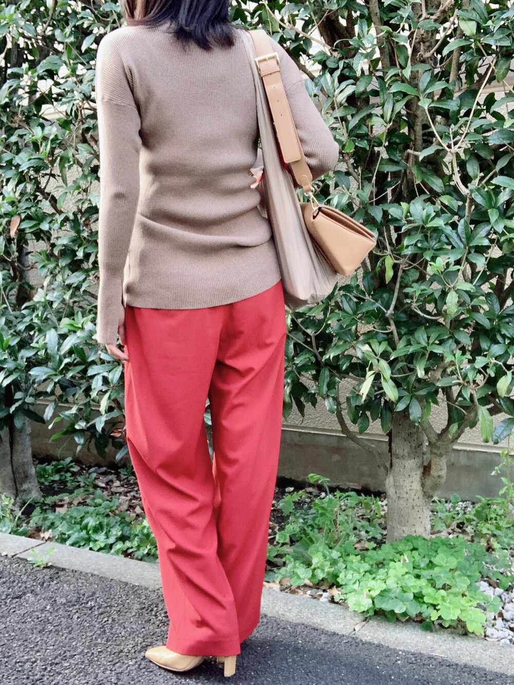 「CLANE、秋のコーデ、秋コーデ、秋トレンド2021、ニット、カラーパンツ、パンツスタイル、オトナカジュアル、オトナ女子、大人カジュアル、きれいめカジュアル、ブーツ、ベージュ、赤パンツ、赤」｜「CLANEのSQUARE SHORT BOOTS（ブーツ、ベージュ系）」を使った、nico＊さん（レディース・168cm）の秋コーディネートの3枚目の写真