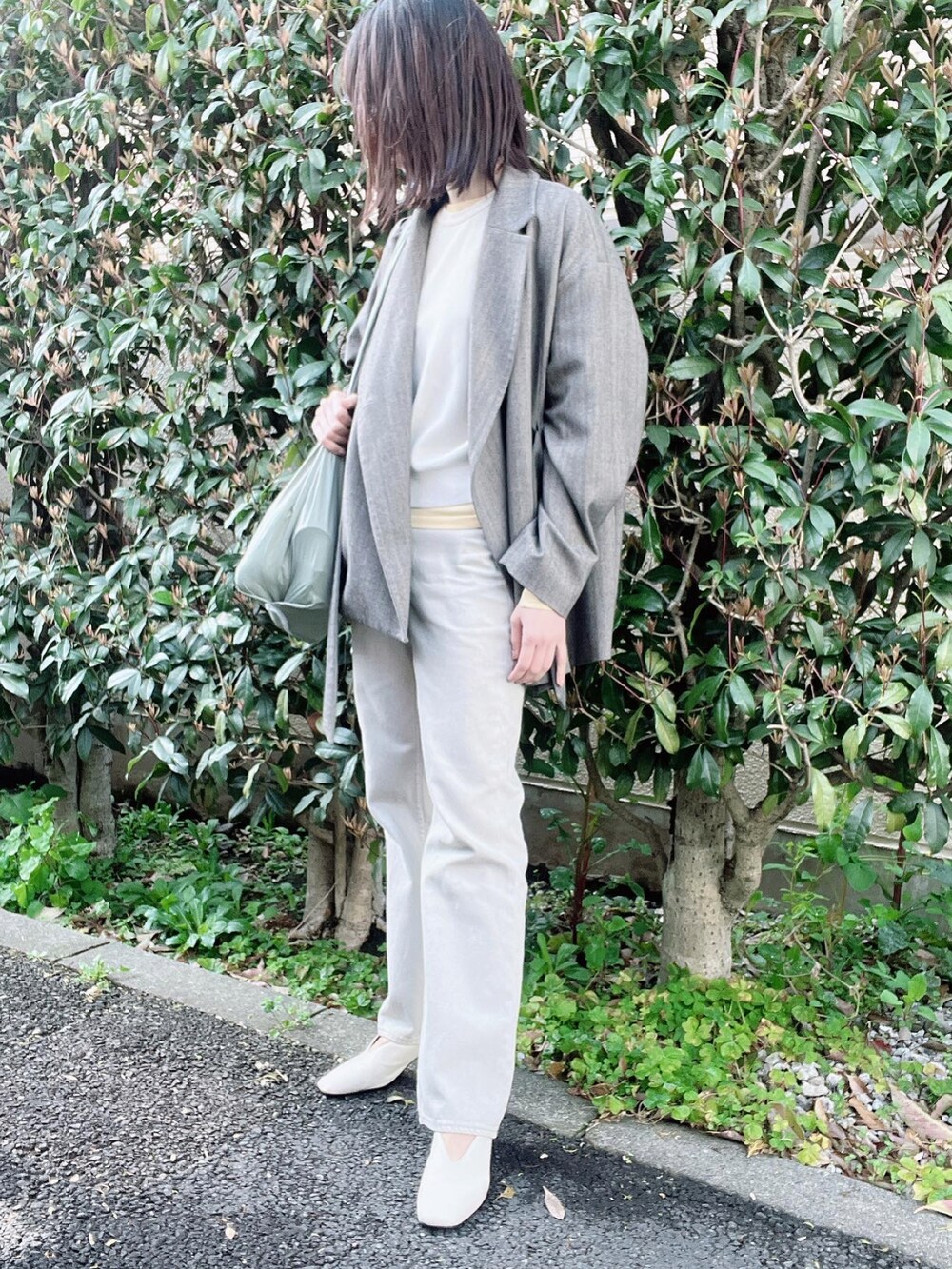 「CLANE、stylemixer、パンツスタイル、CENE、ohotoro、オトナカジュアル、春ニット、ワントーンコーデ、デニム、デニムパンツ、オトナ女子、大人カジュアル、春コーデ、ジャケット、淡色コーデ」｜「CLANEのCOLOR DYE BOOTS CUT DENIM（デニムパンツ、ベージュ系）」を使った、nico＊さん（レディース・168cm）の春コーディネートの2枚目の写真