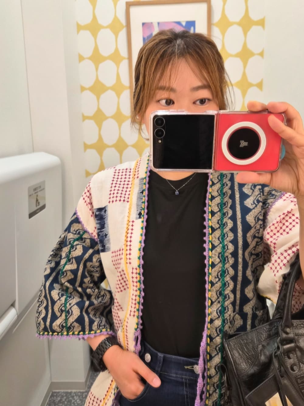 ブラック系のトートバッグ、その他のノーカラージャケットを着用したレディースの春コーディネートの3枚目の写真