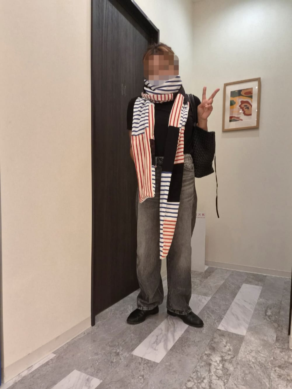 その他のストール/ショールを着用したレディースの秋コーディネートの2枚目の写真