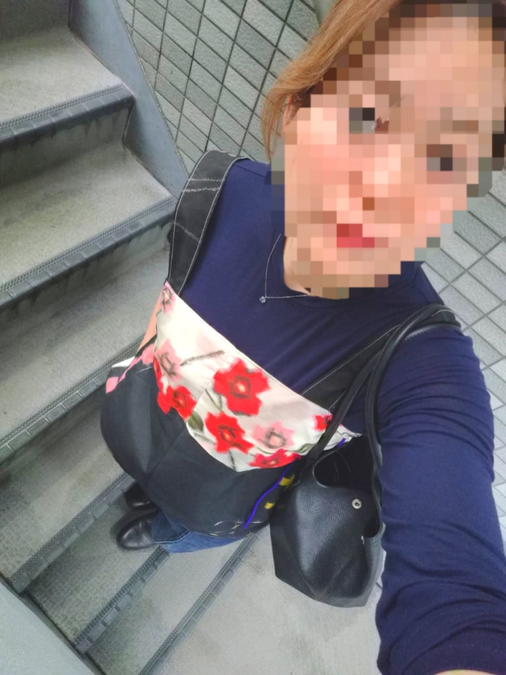 その他のキャミソール、ブルー系のデニムパンツ、ブラック系のトートバッグを着用したレディースの春コーディネートの3枚目の写真