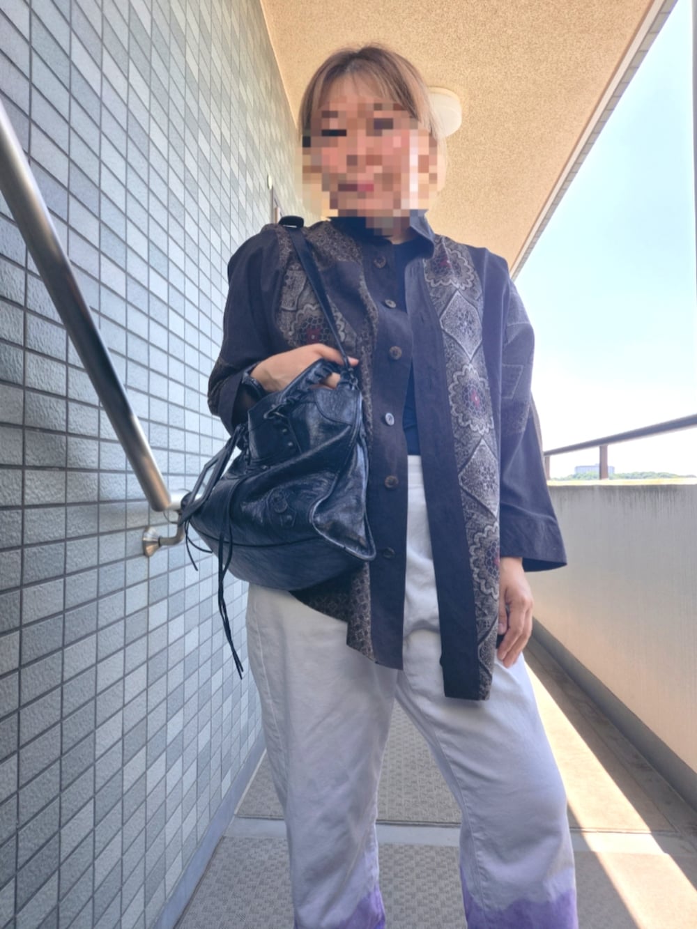 ホワイト系のデニムパンツ、ブラウン系のシャツ/ブラウスを着用したレディースの春コーディネートの2枚目の写真