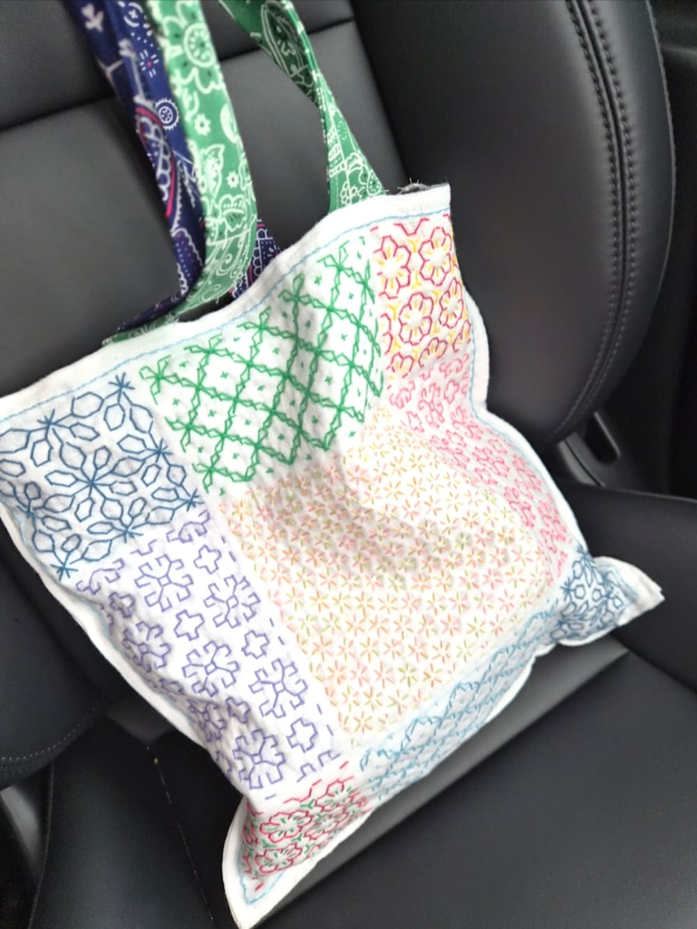 レッド系のシャツ/ブラウス、ブルー系のデニムパンツ、その他のトートバッグを着用したレディースの夏コーディネートの3枚目の写真