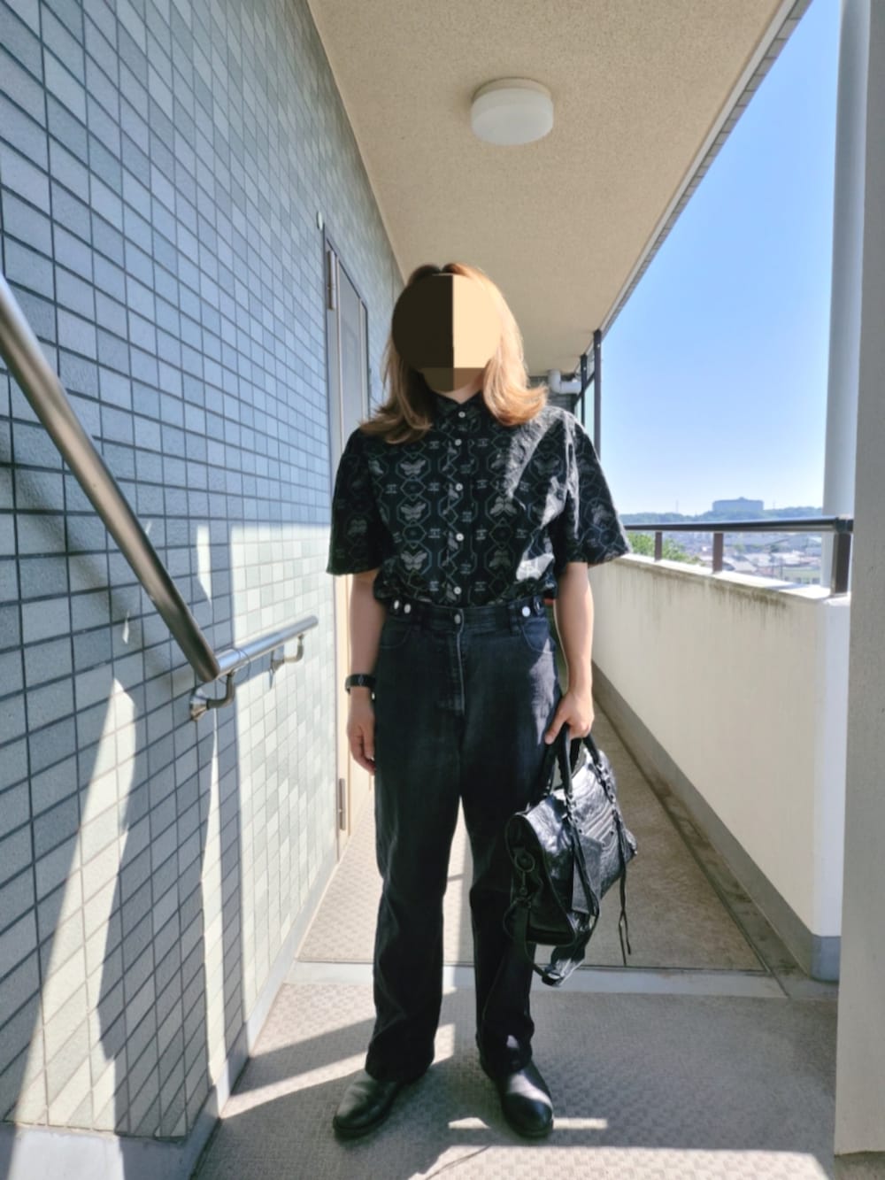 ブラック系のシャツ/ブラウス、ブラック系のトートバッグを着用したレディースの夏コーディネートの2枚目の写真