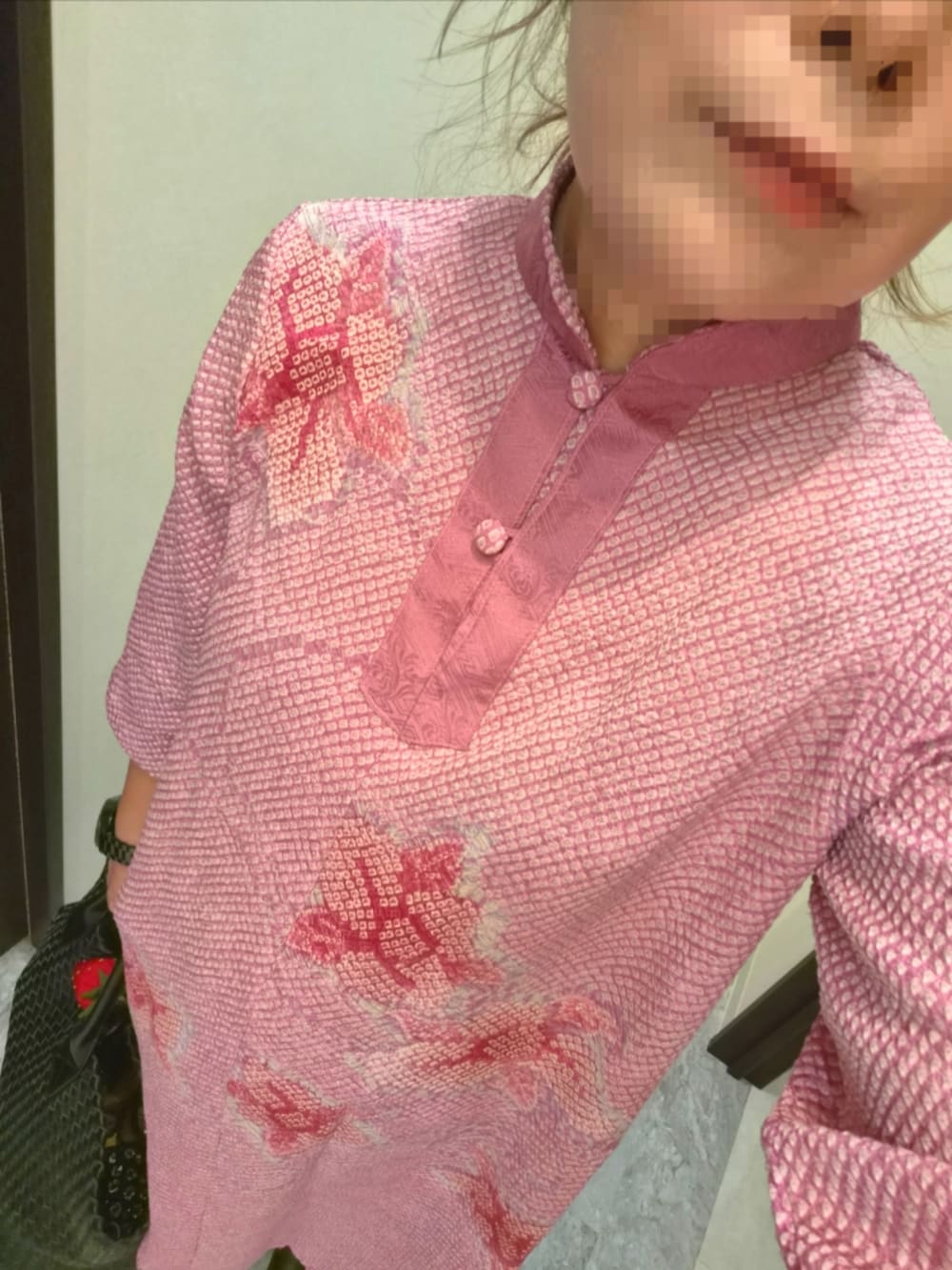 ピンク系のワンピース、ブラック系のトートバッグ、グレー系のデニムパンツを着用したレディースの秋コーディネートの2枚目の写真