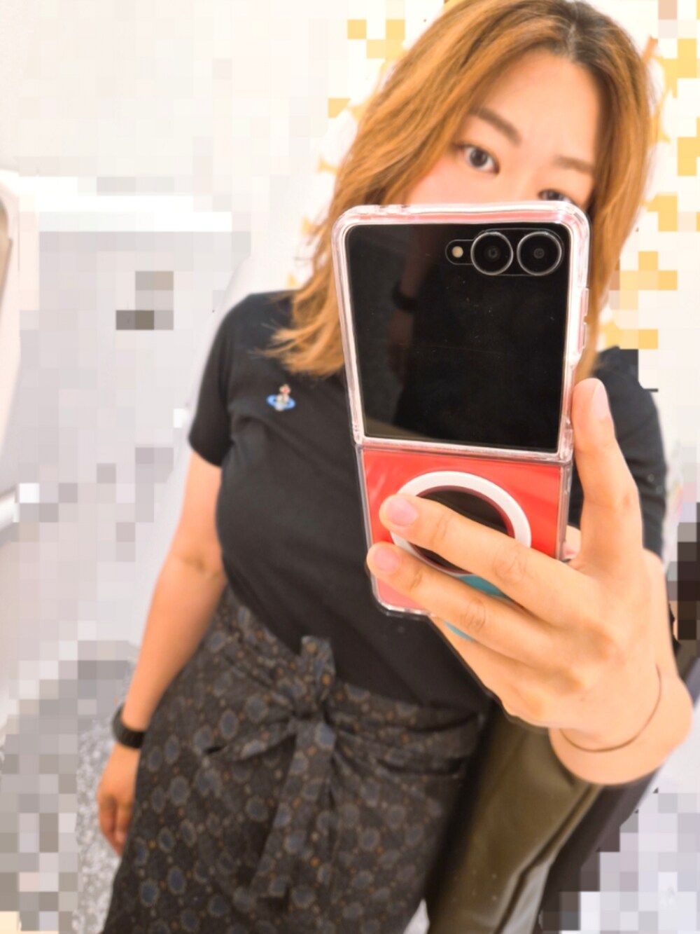 ブラック系のサンダル、ホワイト系のスカート、ブルー系のスカートを着用したレディースの夏コーディネートの3枚目の写真