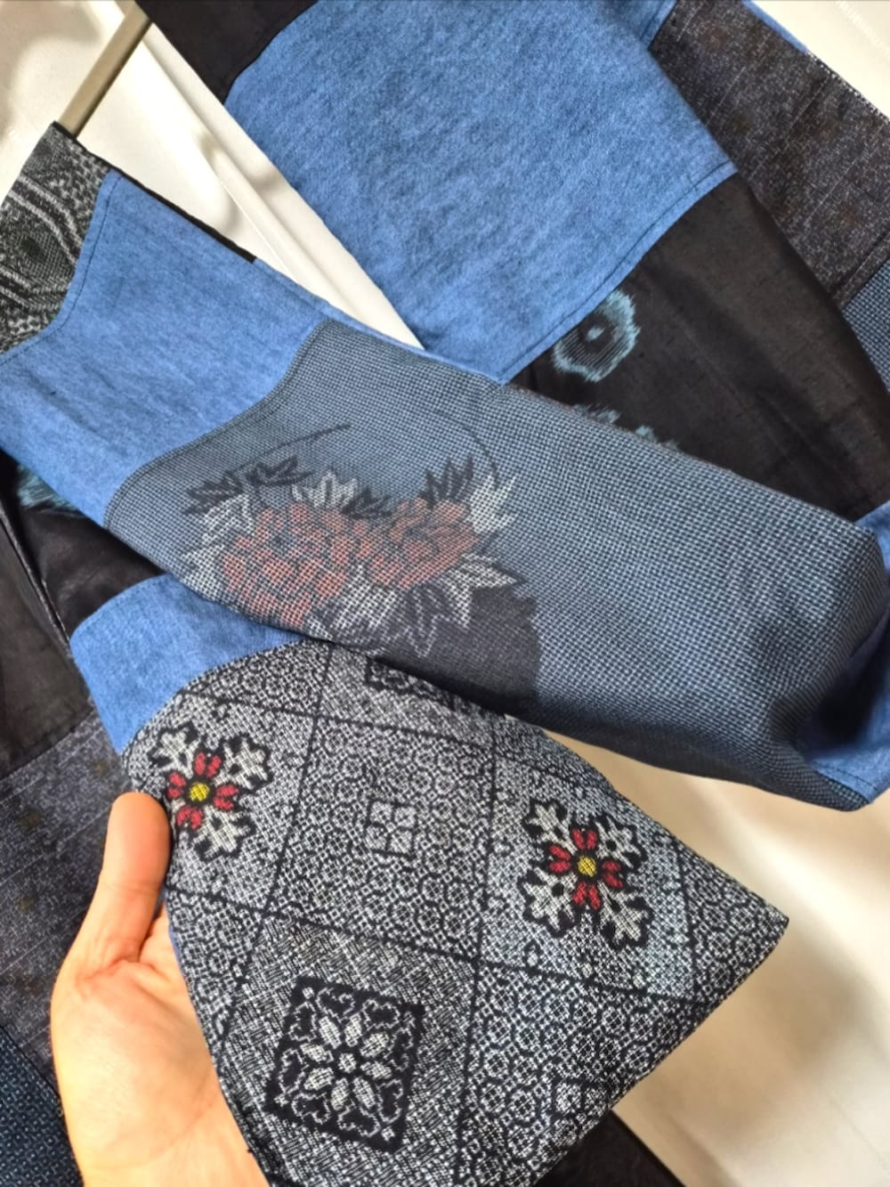 ブラック系のTシャツ/カットソー、グレー系のデニムパンツ、ブラック系のトートバッグを着用したレディースの秋コーディネートの3枚目の写真