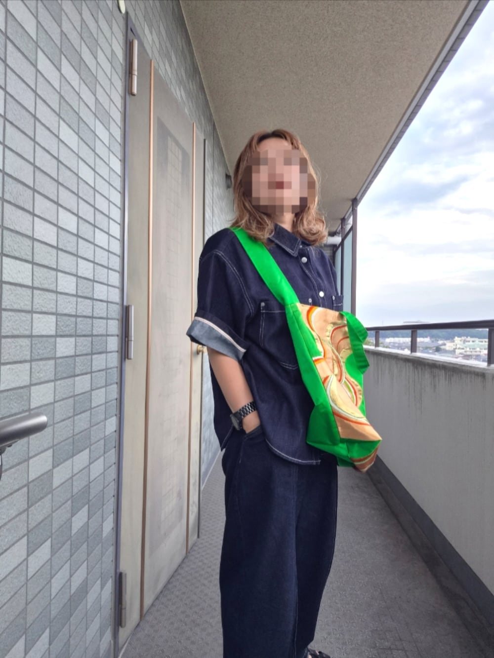グリーン系のメッセンジャーバッグを着用したレディースの秋コーディネートの3枚目の写真