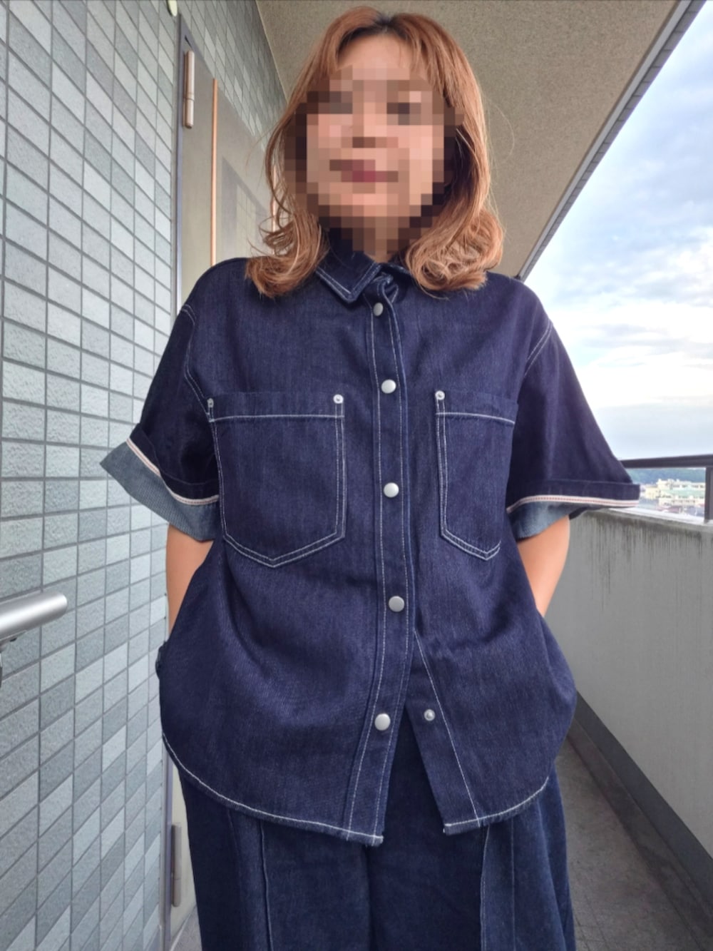 ブルー系のシャツ/ブラウス、ブルー系のデニムパンツを着用したレディースの秋コーディネートの2枚目の写真