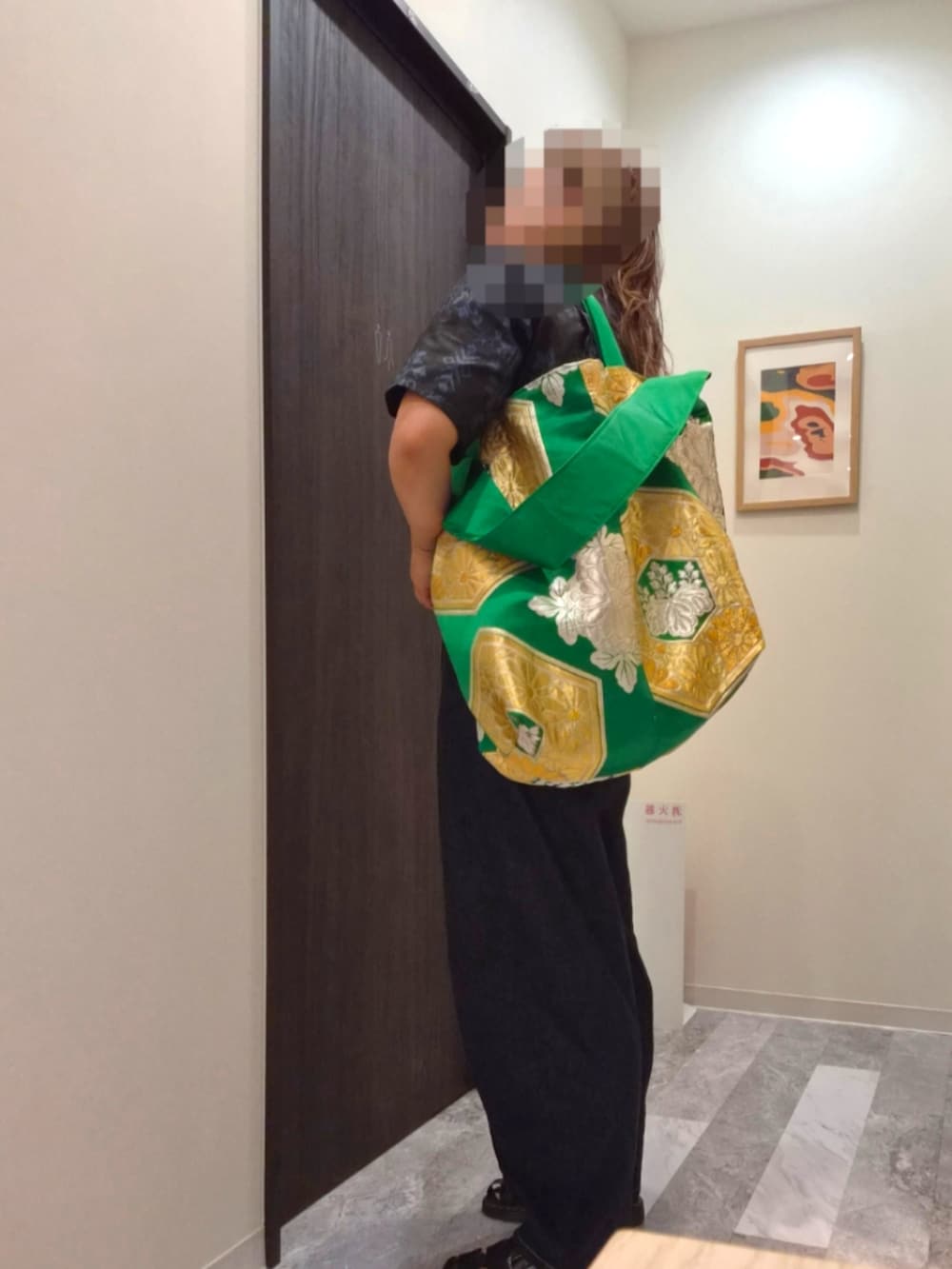 ブラック系のサンダル、ブルー系のデニムパンツ、ブルー系のシャツ/ブラウスを着用したレディースの夏コーディネートの2枚目の写真