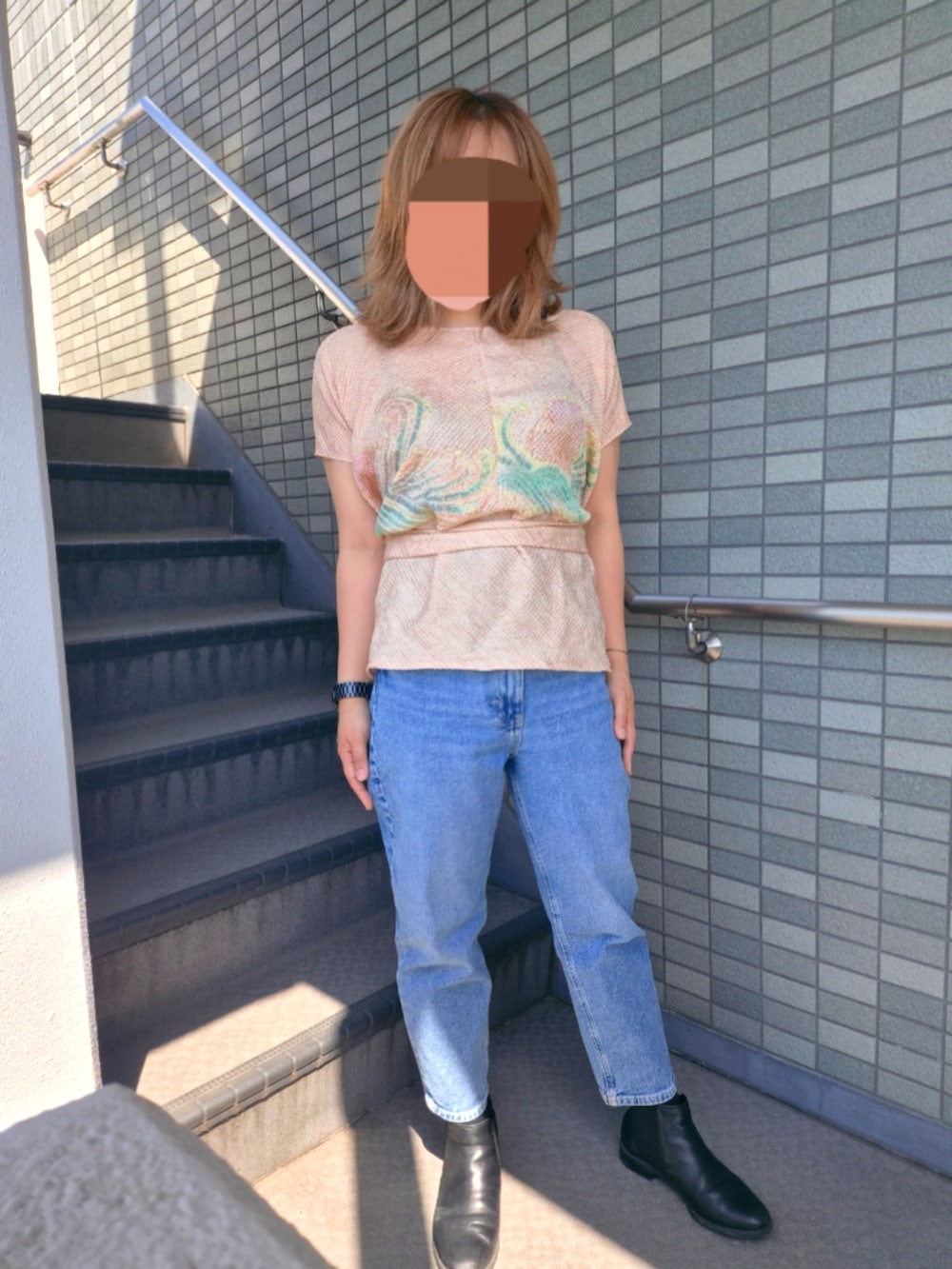 ブルー系のデニムパンツ、ピンク系のシャツ/ブラウスを着用したレディースの春コーディネートの2枚目の写真