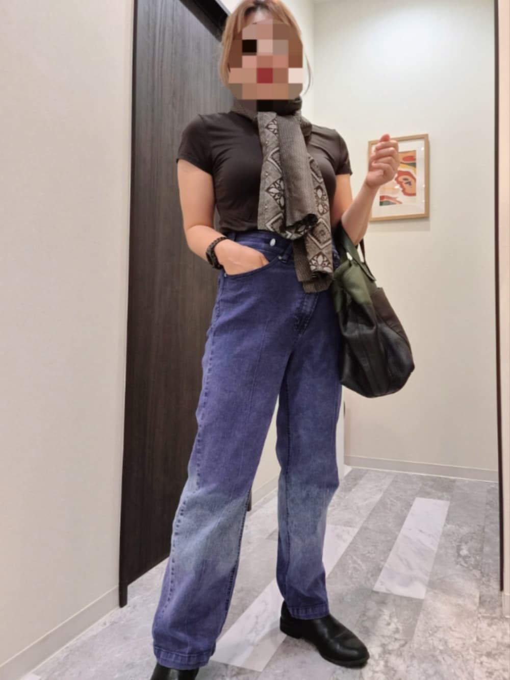 ブラウン系のTシャツ/カットソー、グリーン系のトートバッグ、ブラウン系のストール/ショールを着用したレディースの夏コーディネートの2枚目の写真