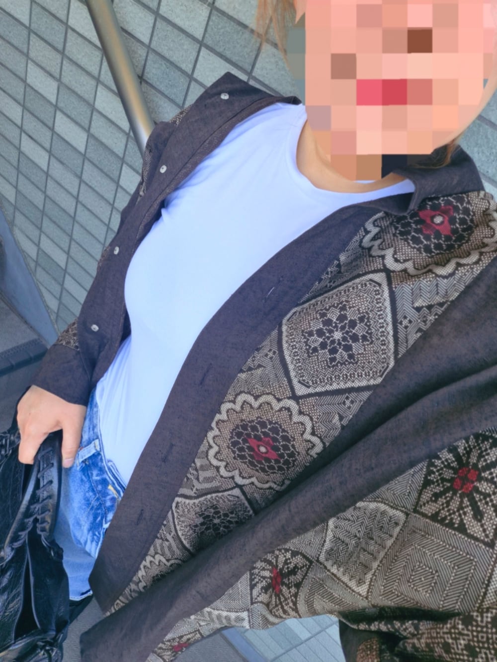 ブラック系のショルダーバッグ、ブラウン系のシャツ/ブラウスを着用したレディースの春コーディネートの3枚目の写真