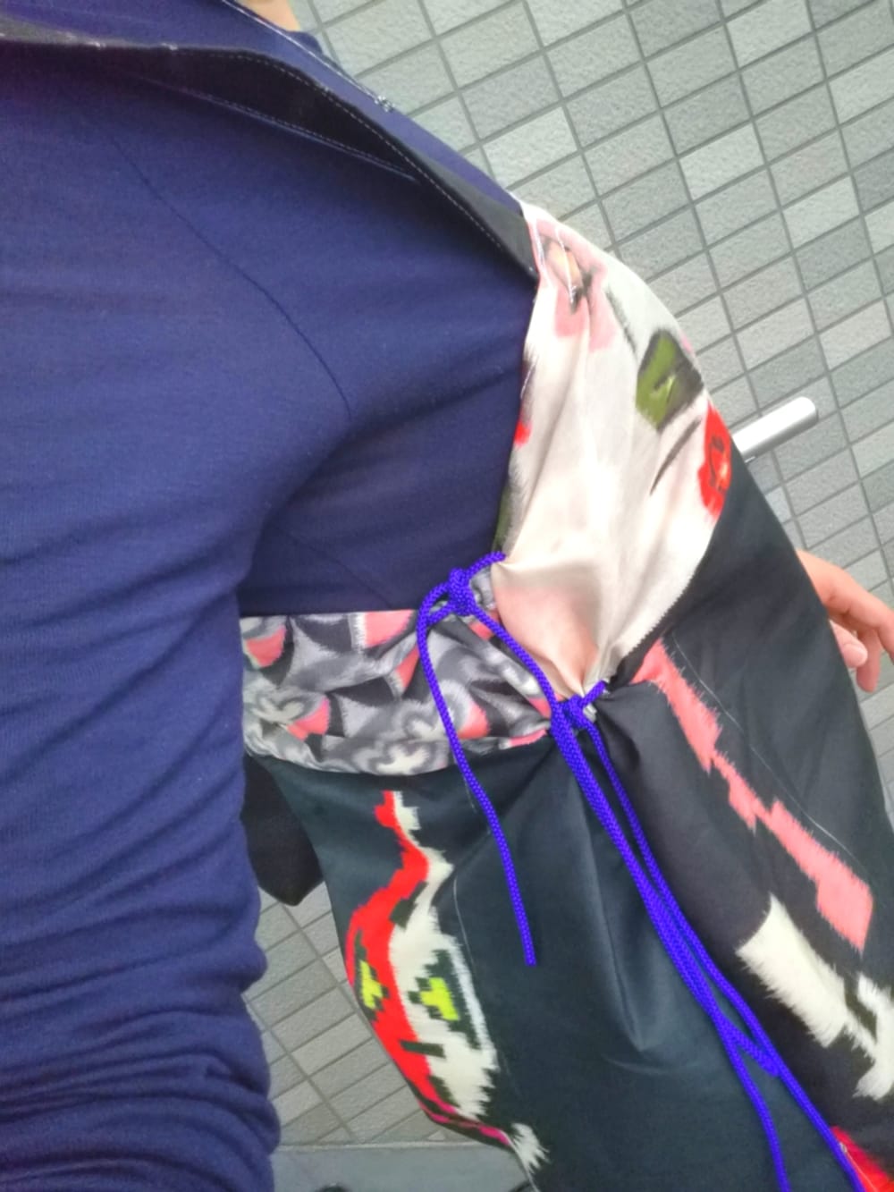 その他のキャミソール、ブルー系のデニムパンツ、ブラック系のトートバッグを着用したレディースの春コーディネートの4枚目の写真