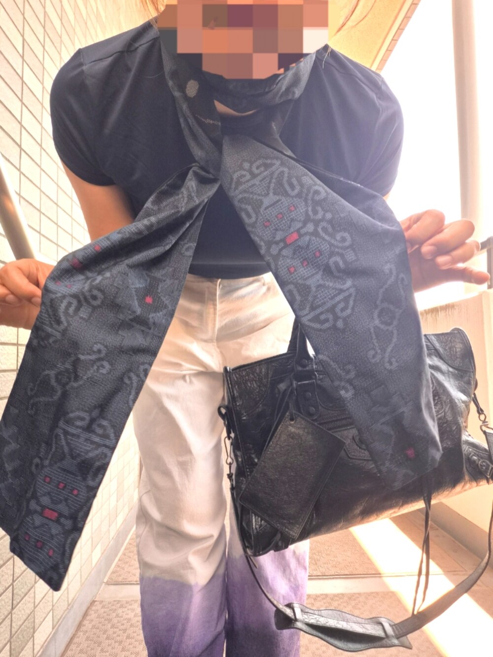 ホワイト系のデニムパンツ、ブラック系のショルダーバッグ、ブルー系のストール/ショールを着用したレディースの春コーディネートの3枚目の写真